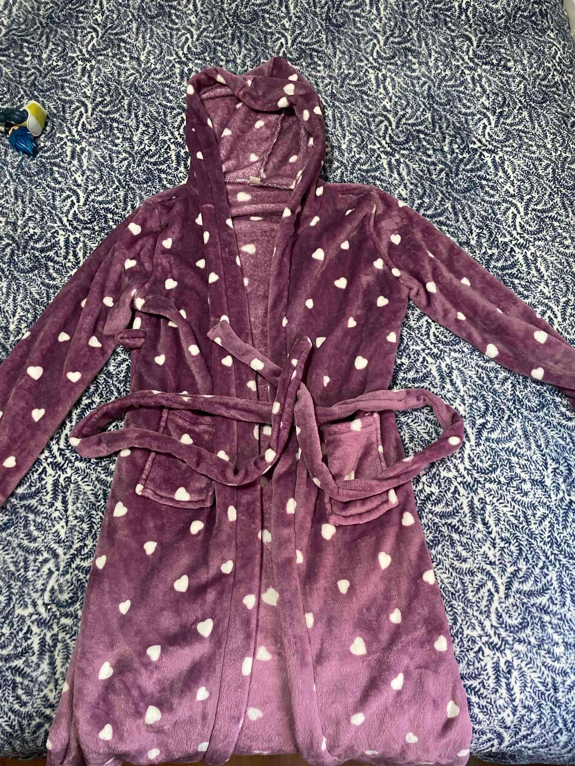 Bata morada con corazones