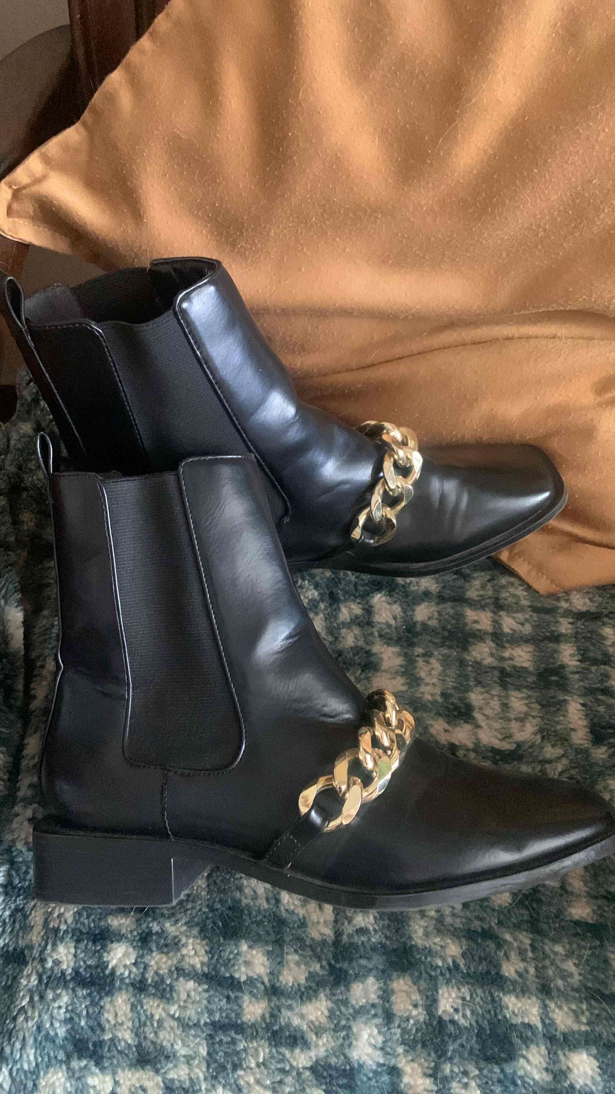 Botines negros con cadena dorada - miniatura 1