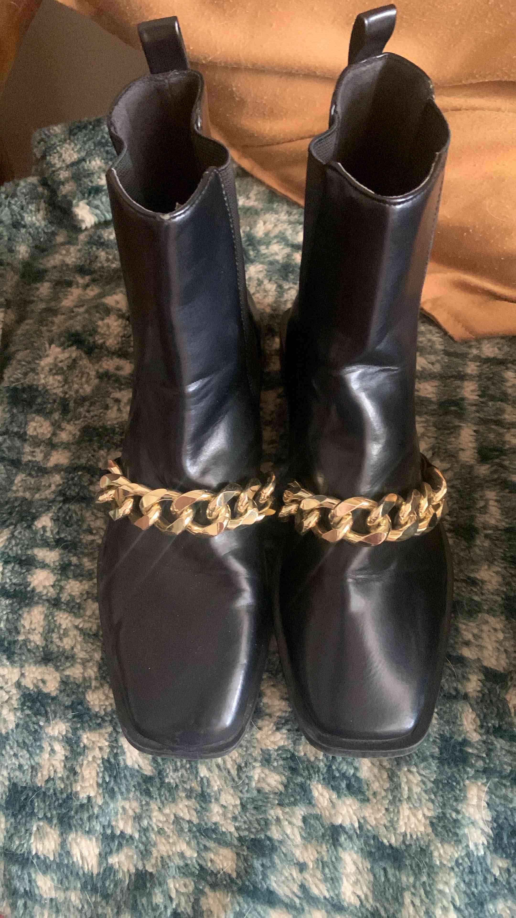 Botines negros con cadena dorada - miniatura 2