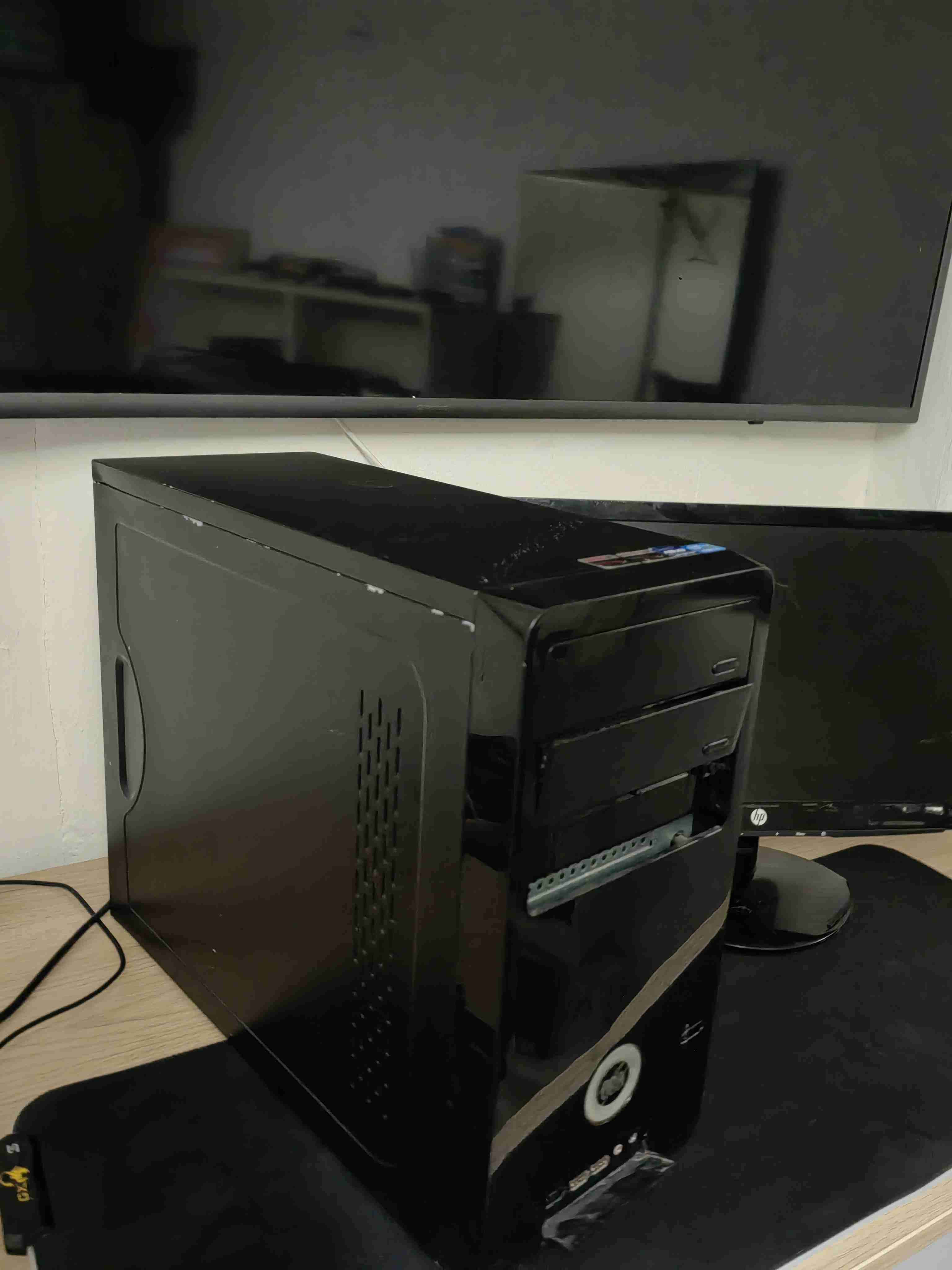PC de escritorio con monitor HP - miniatura 2