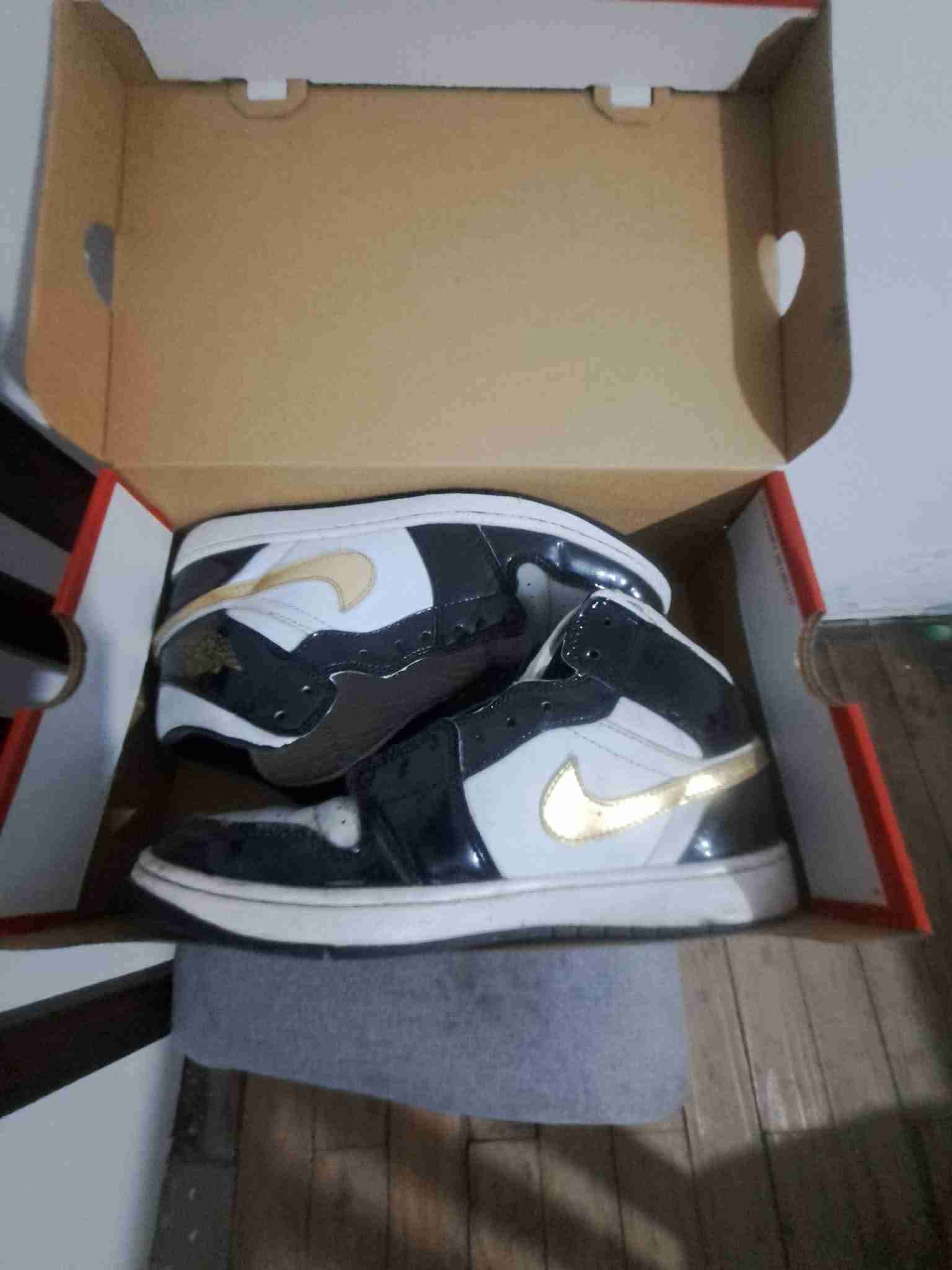 Zapatillas deportivas negras y blancas - miniatura 1