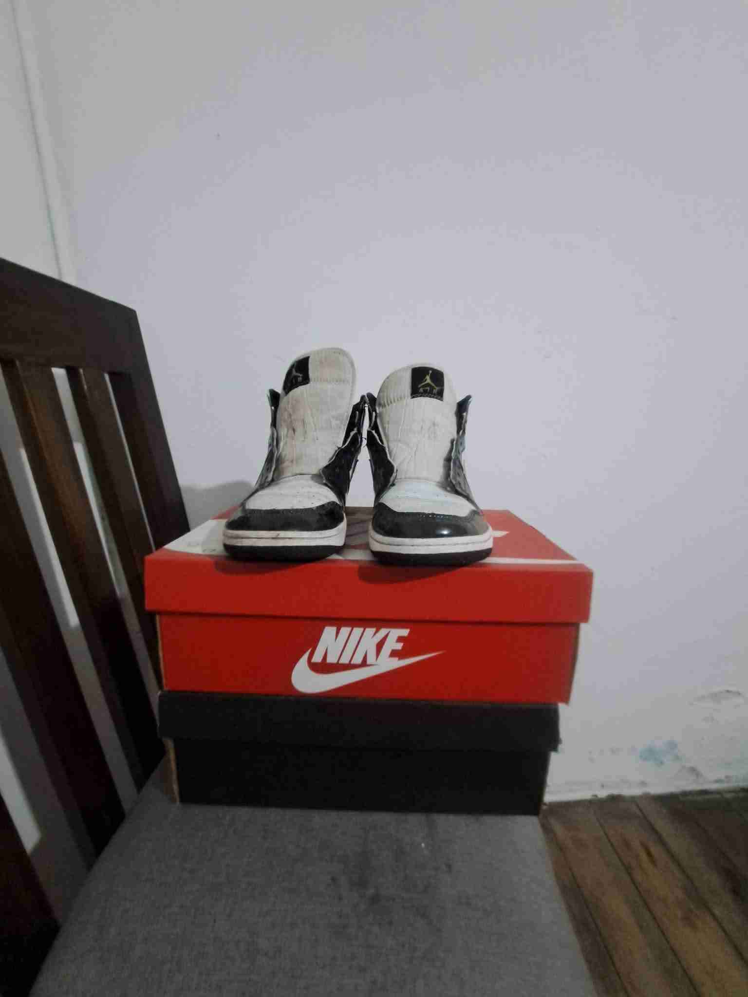 Zapatillas deportivas negras y blancas - miniatura 2