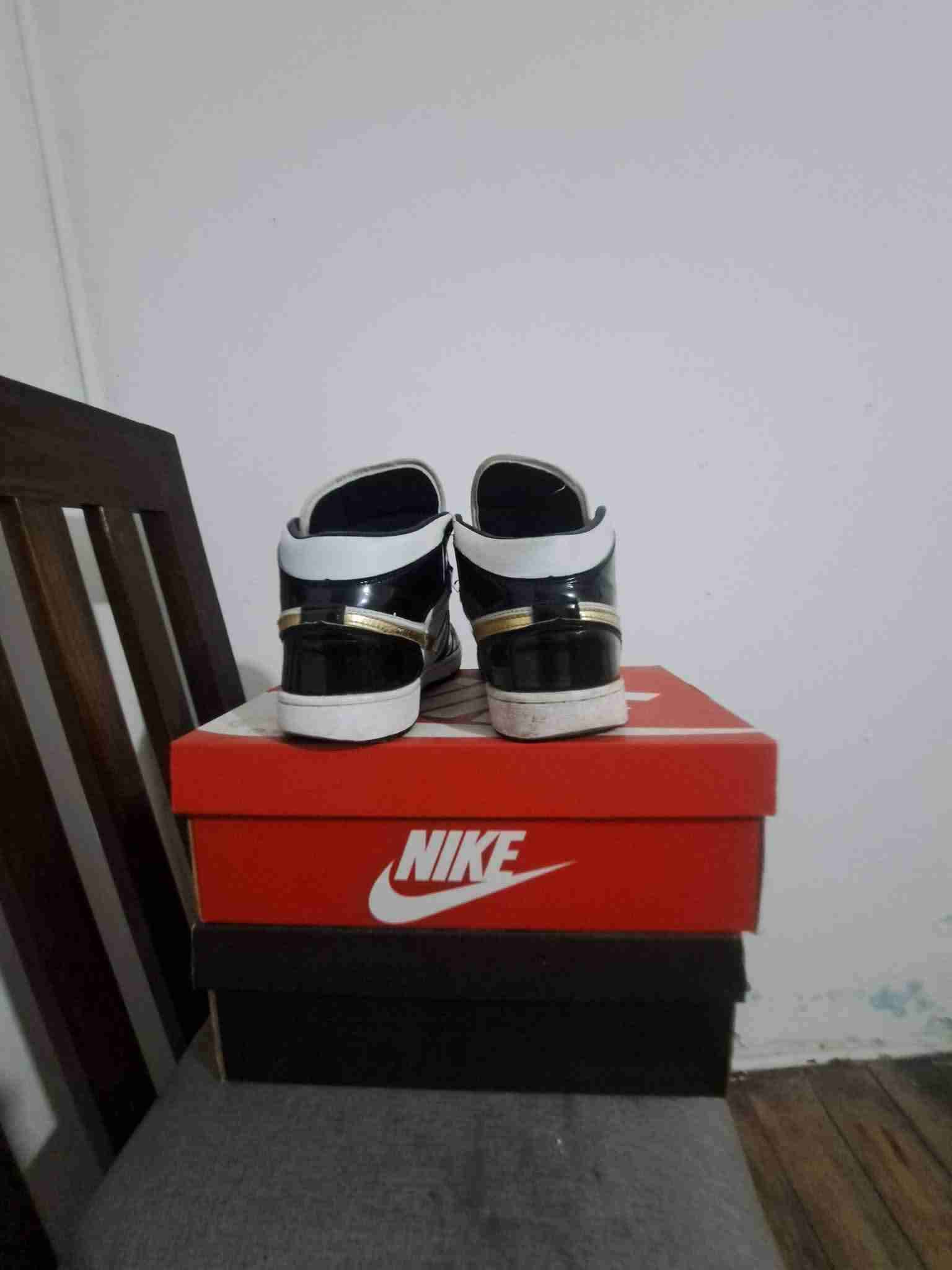 Zapatillas deportivas negras y blancas - miniatura 3