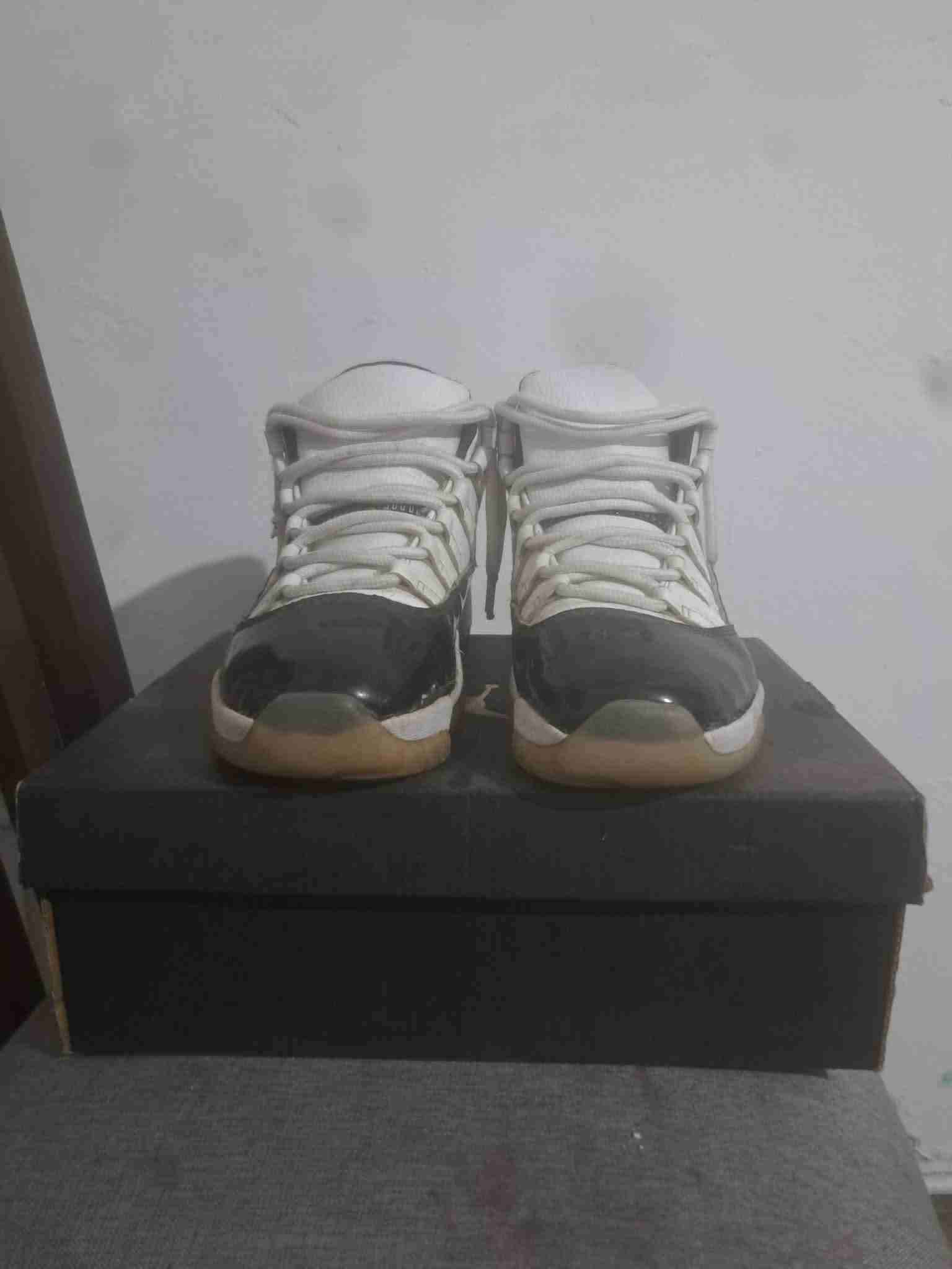 Zapatillas deportivas blancas y negras - miniatura 2