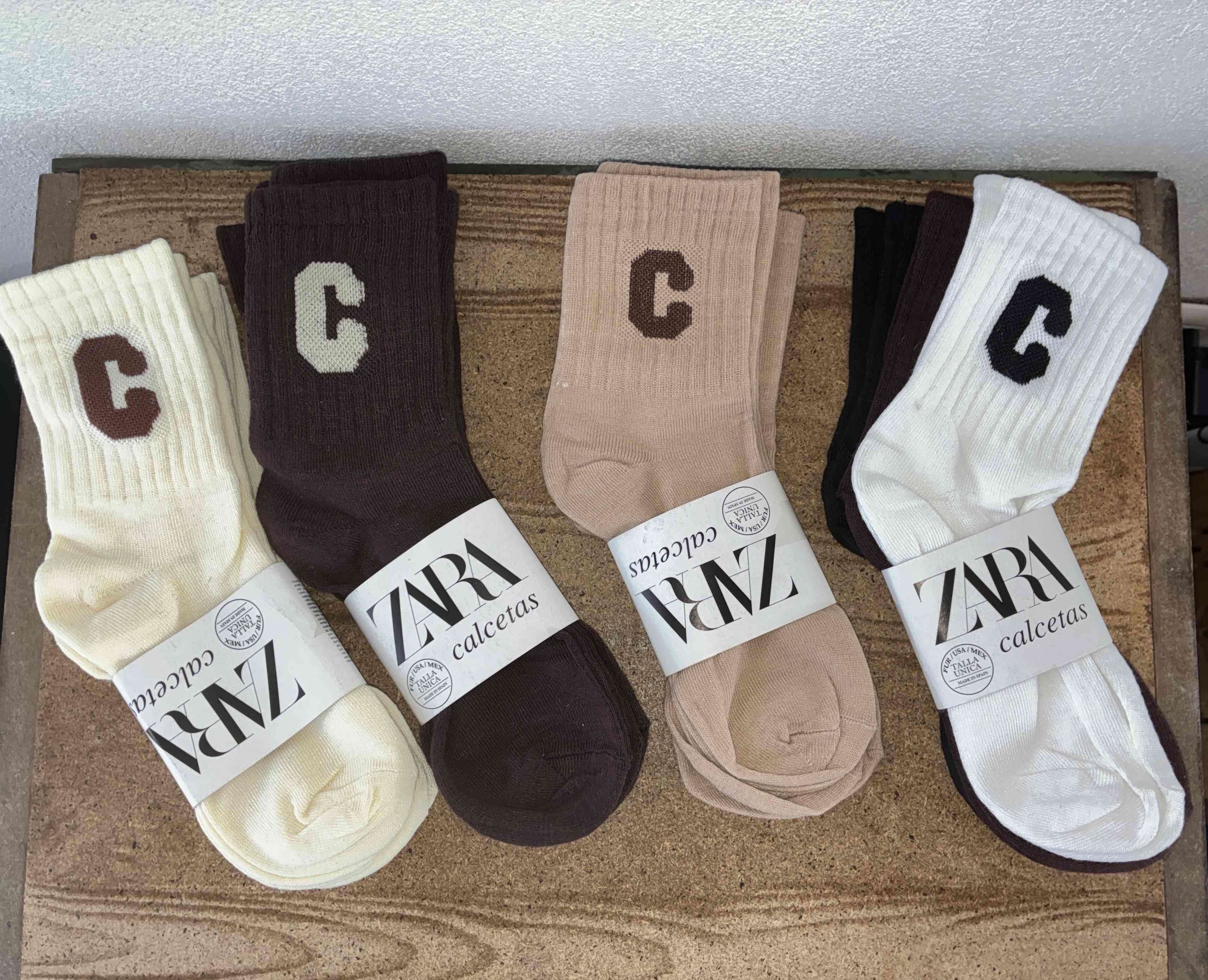 Calcetas Zara con letra 'C' - miniatura 1
