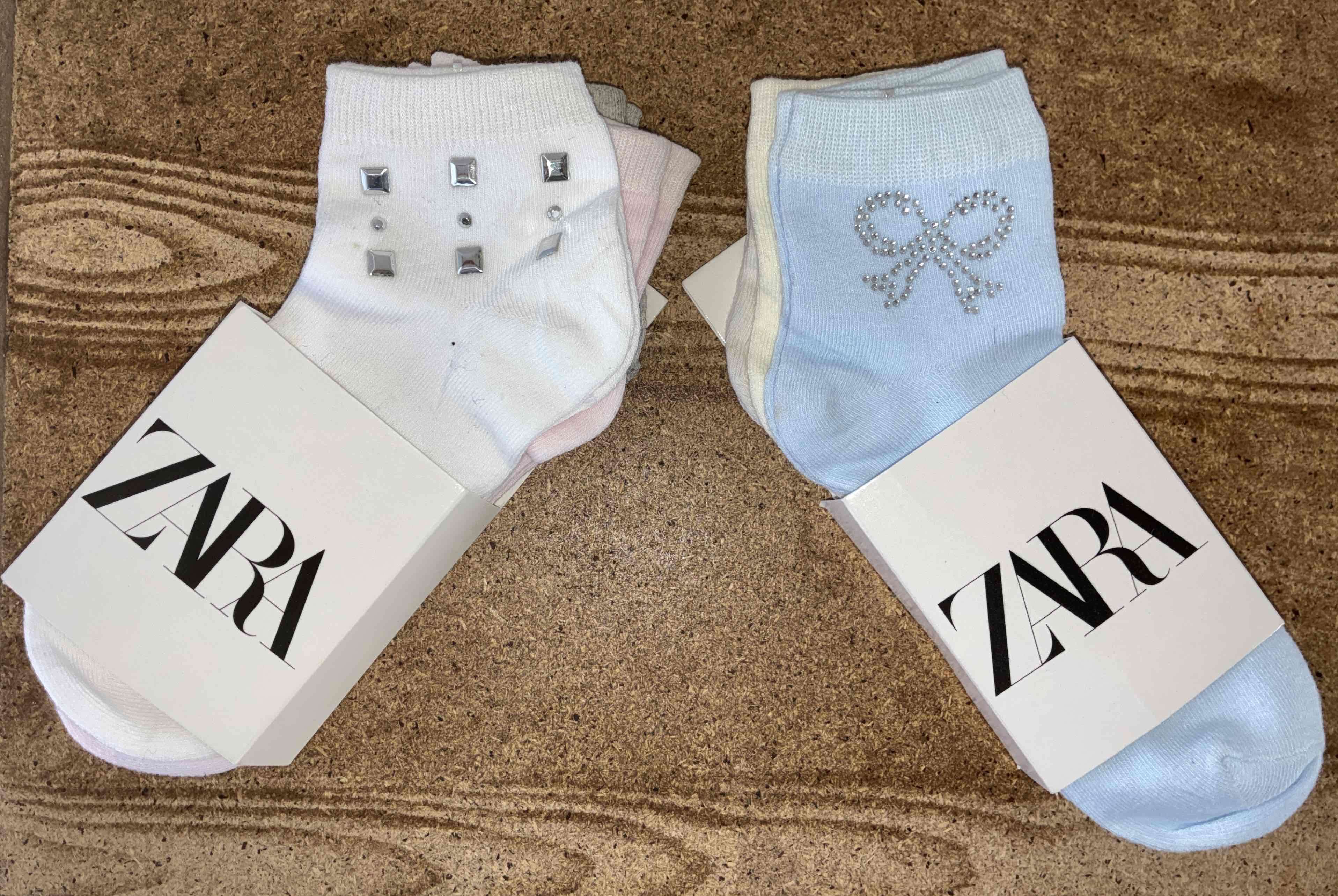 Calcetas Zara con letra 'C' - miniatura 2