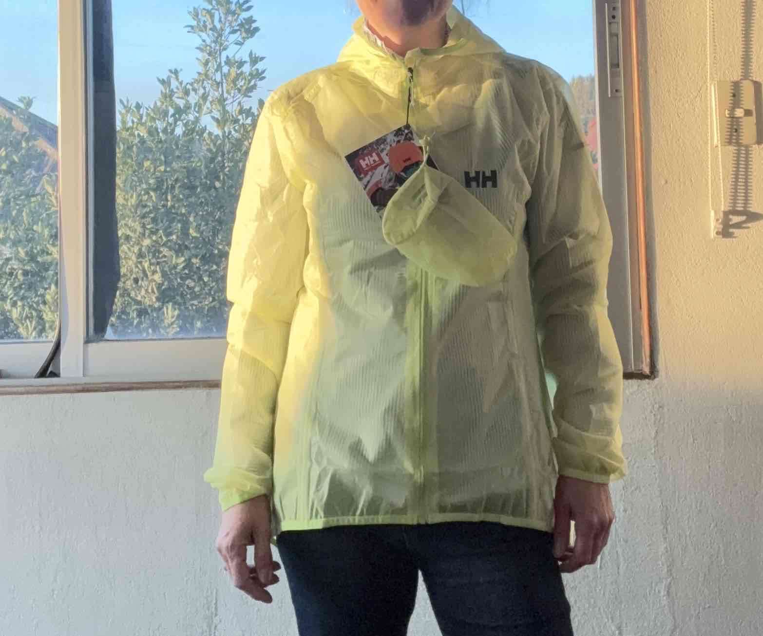 Chaqueta cortaviento amarilla
