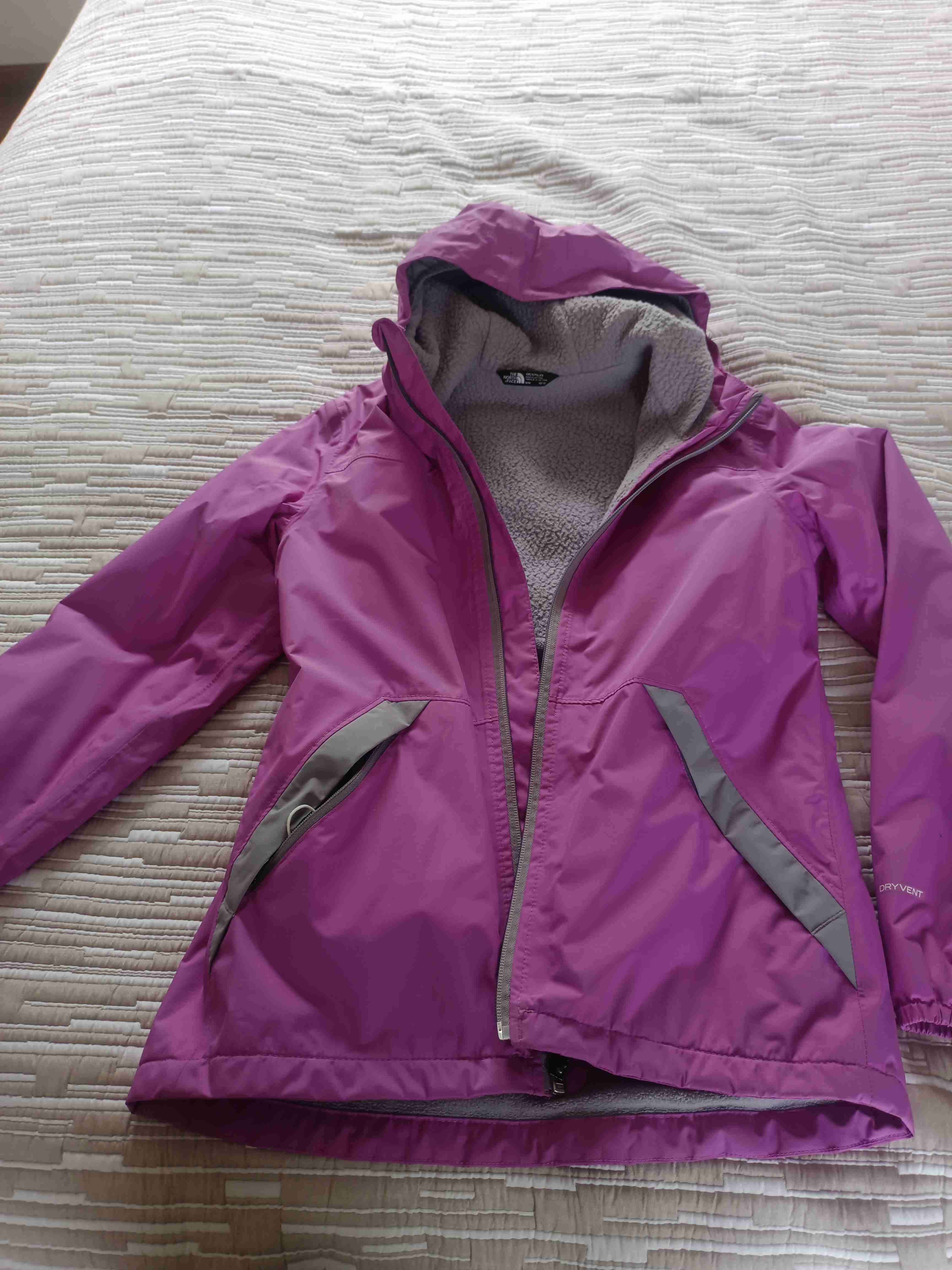 Chaqueta impermeable morada con capucha - miniatura 1