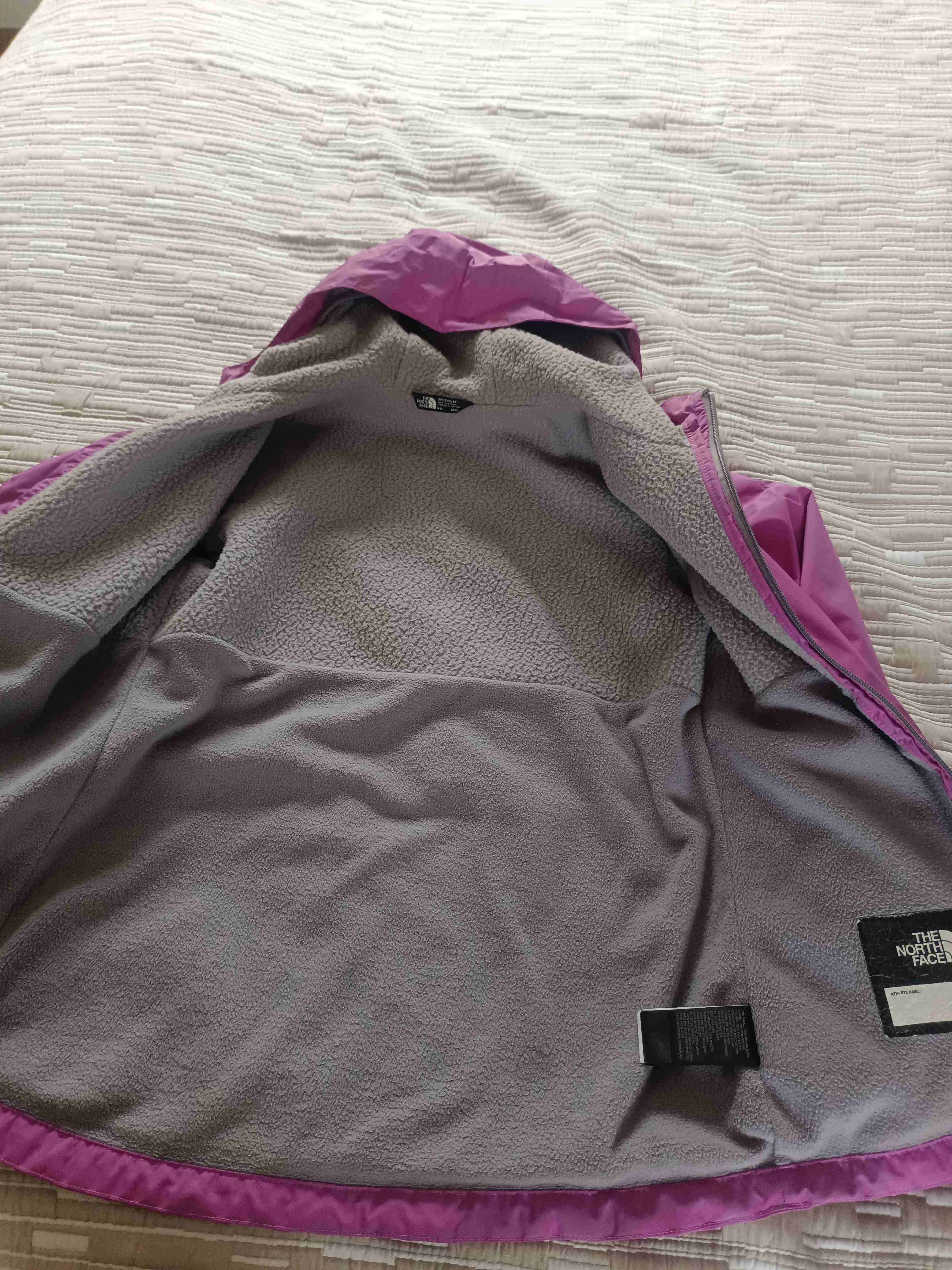 Chaqueta impermeable morada con capucha - miniatura 2