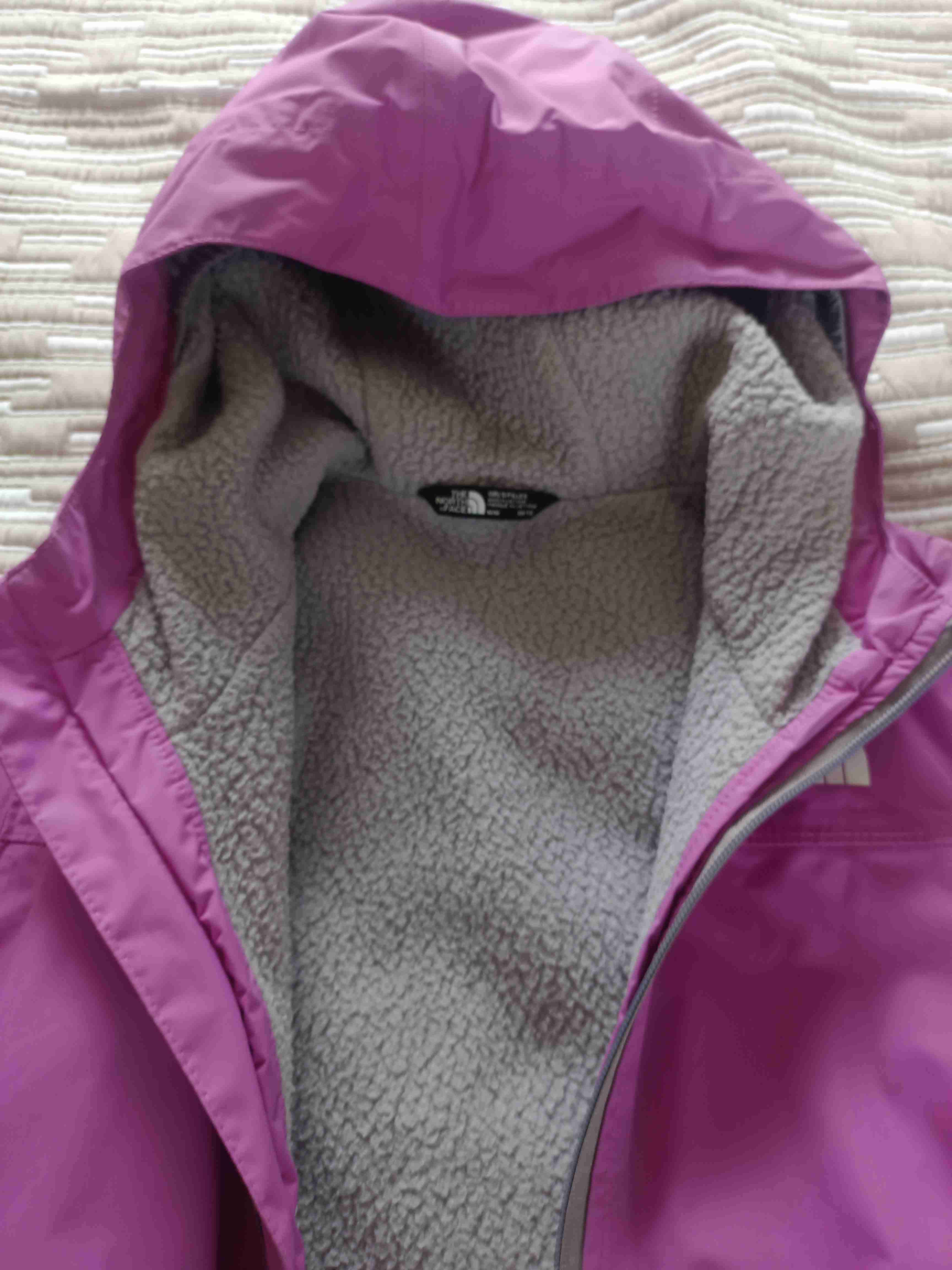 Chaqueta impermeable morada con capucha - miniatura 4
