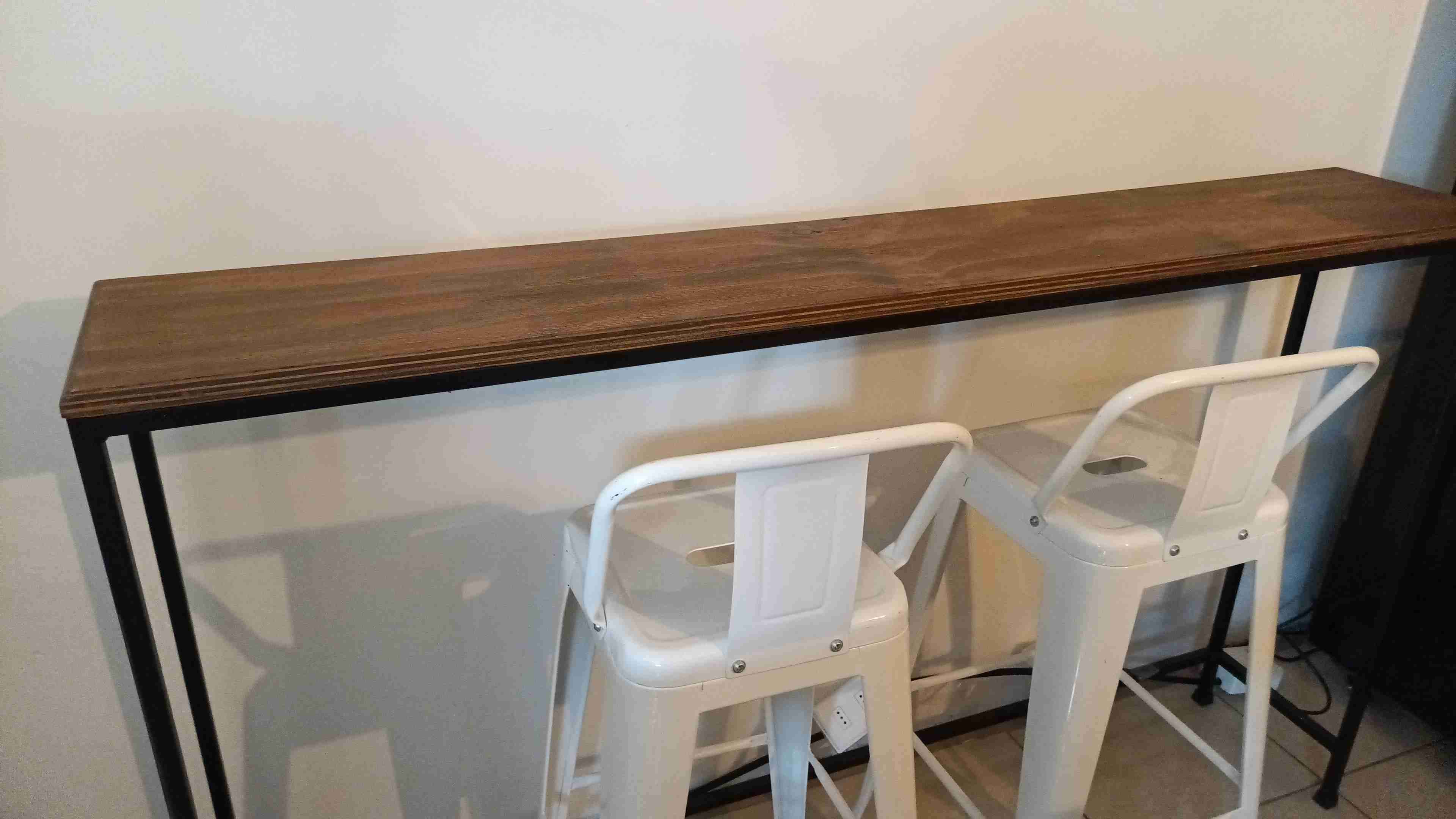 Mesa alta de madera y metal