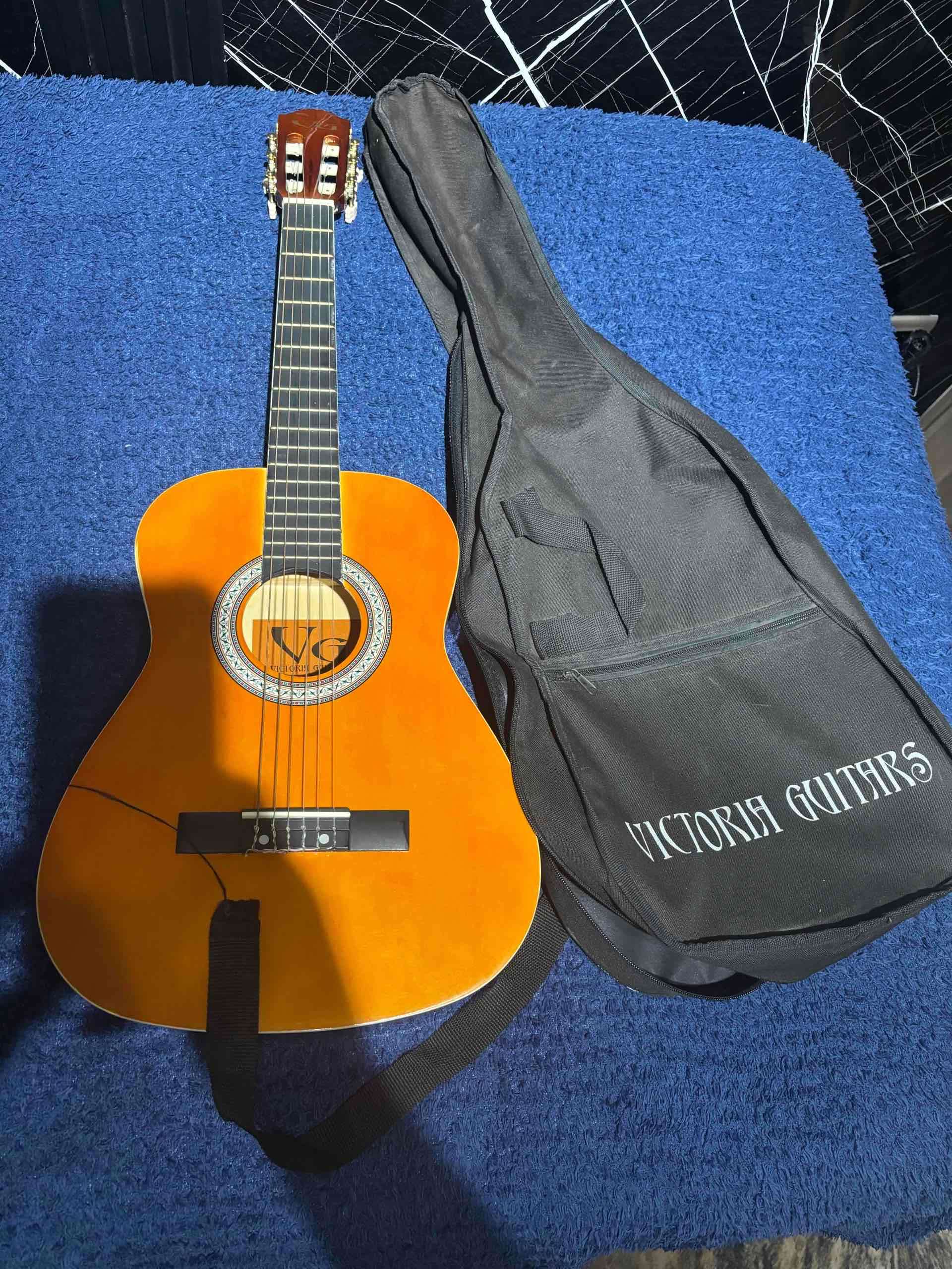 Guitarra clásica con funda negra - miniatura 1