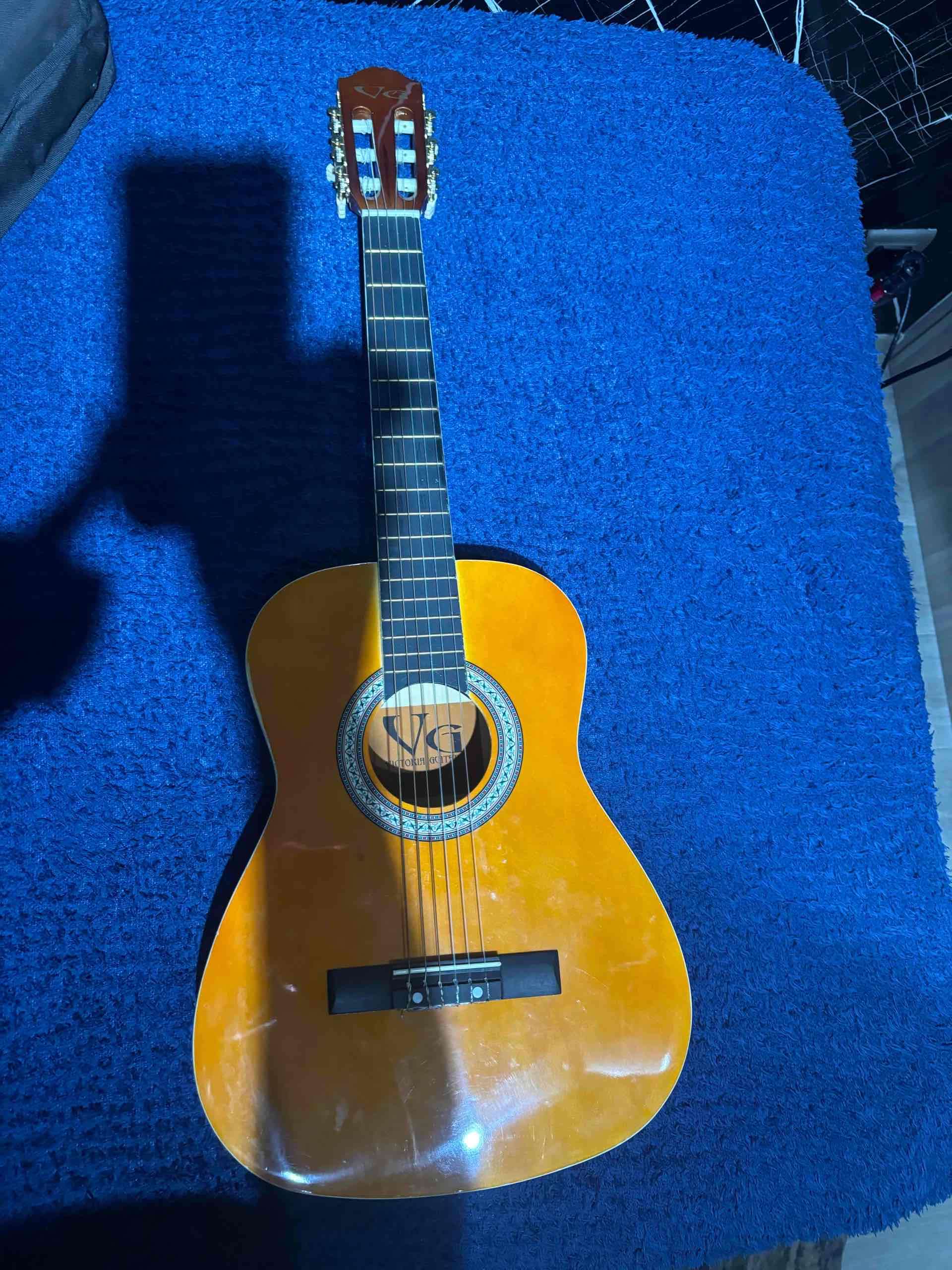 Guitarra clásica con funda negra - miniatura 2