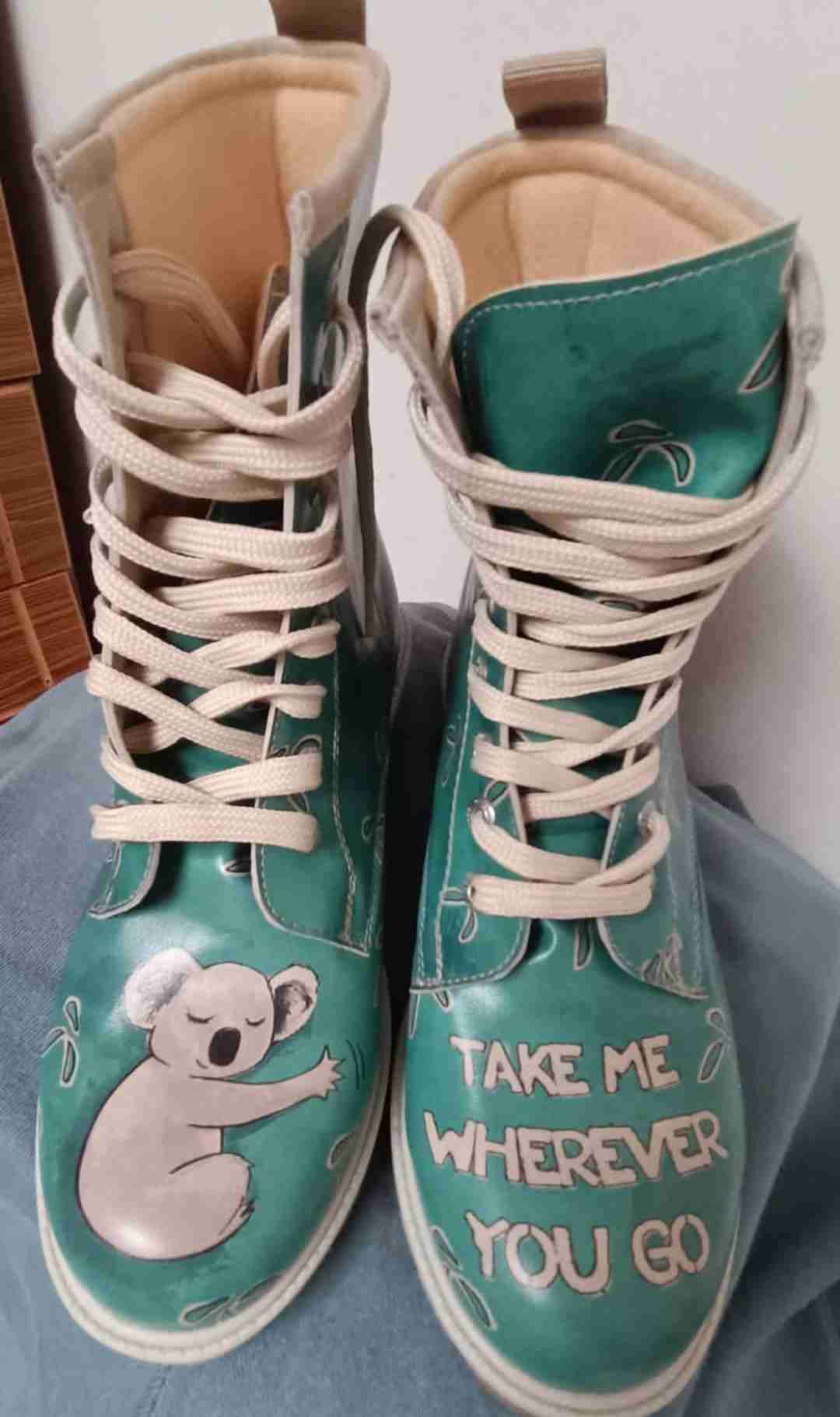 Botas verdes con diseño de koala marca dogo - miniatura 1