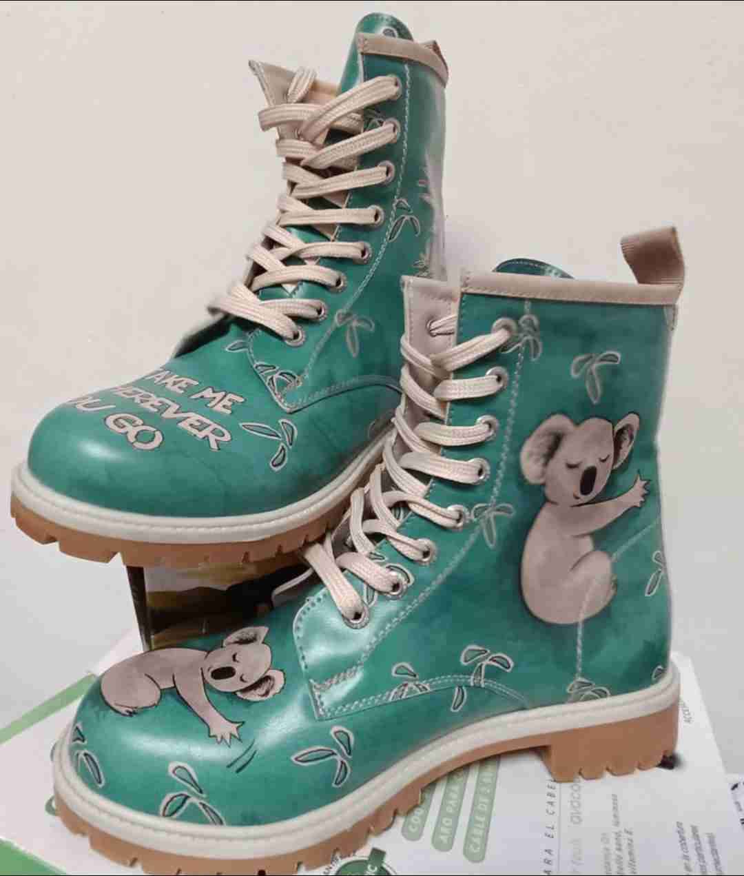 Botas verdes con diseño de koala marca dogo - miniatura 2