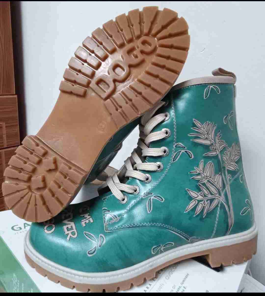Botas verdes con diseño de koala marca dogo - miniatura 3