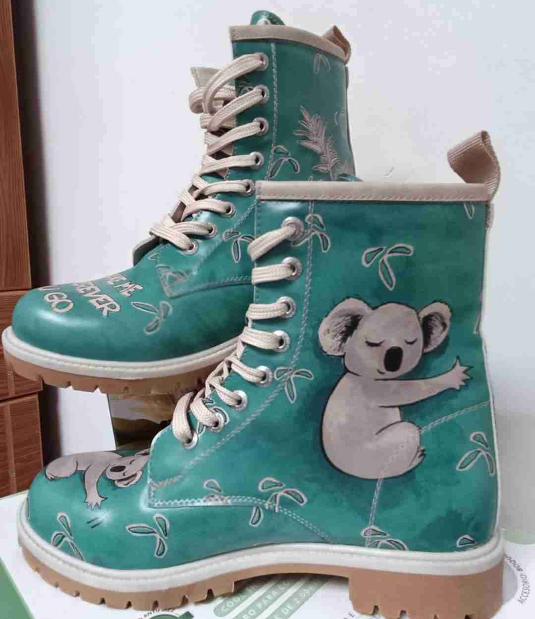 Botas verdes con diseño de koala marca dogo - miniatura 4