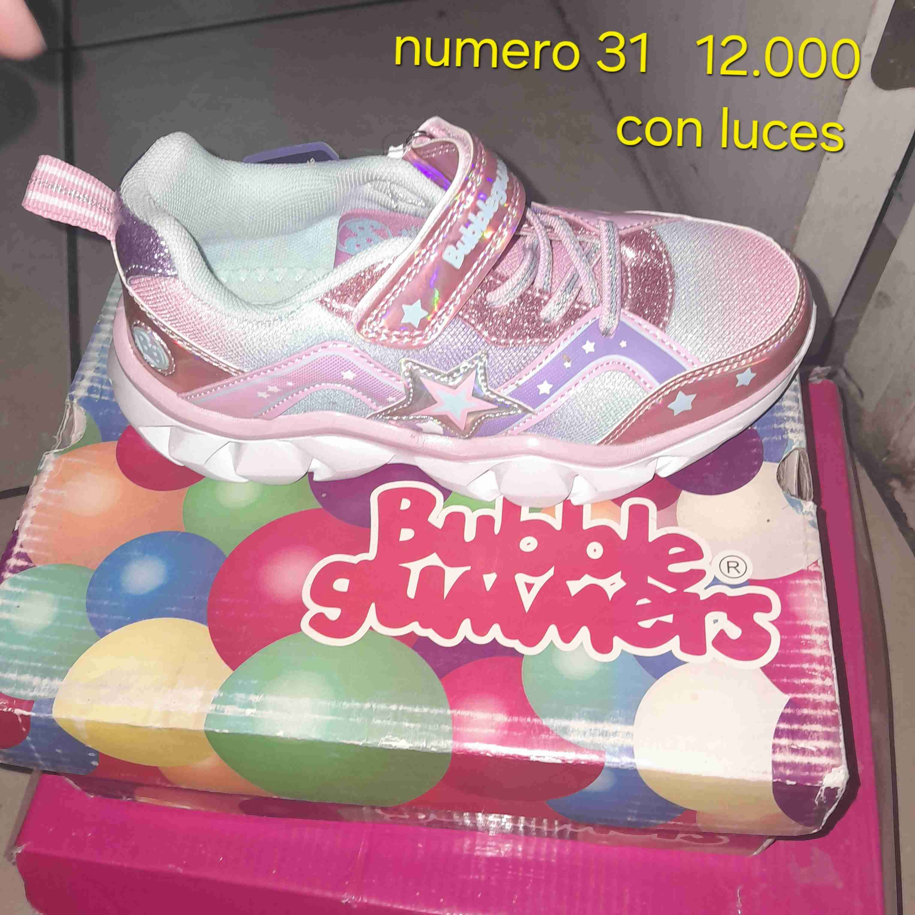 Zapatillas rosadas con luces - miniatura 1