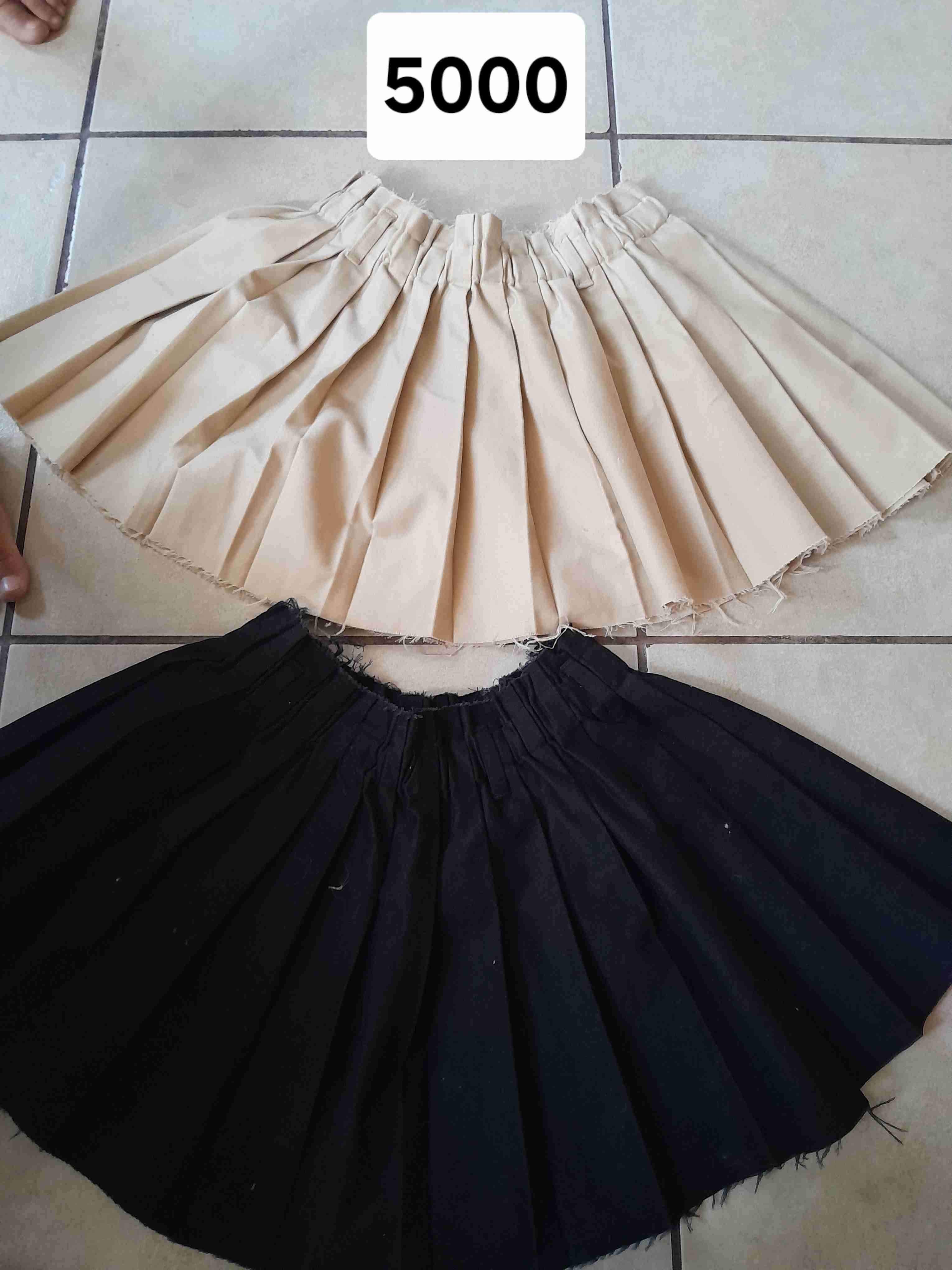 Faldas plisadas beige y negra - miniatura 1