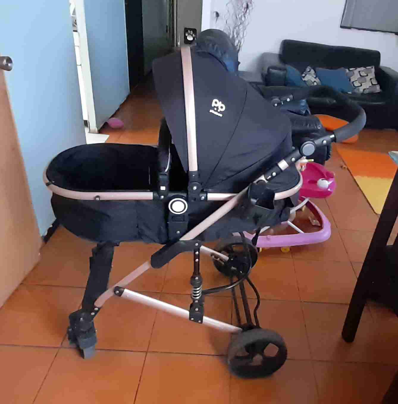 Coche de bebé negro plegable - miniatura 2