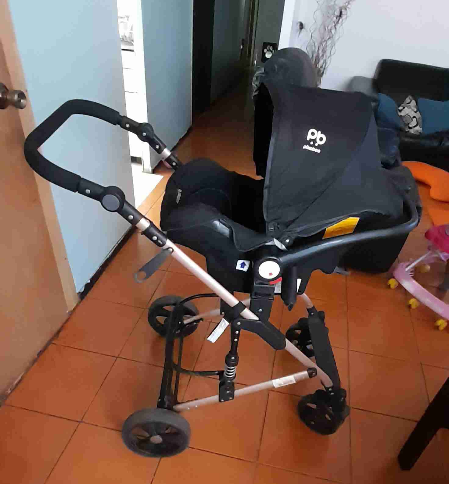 Coche de bebé negro plegable - miniatura 3