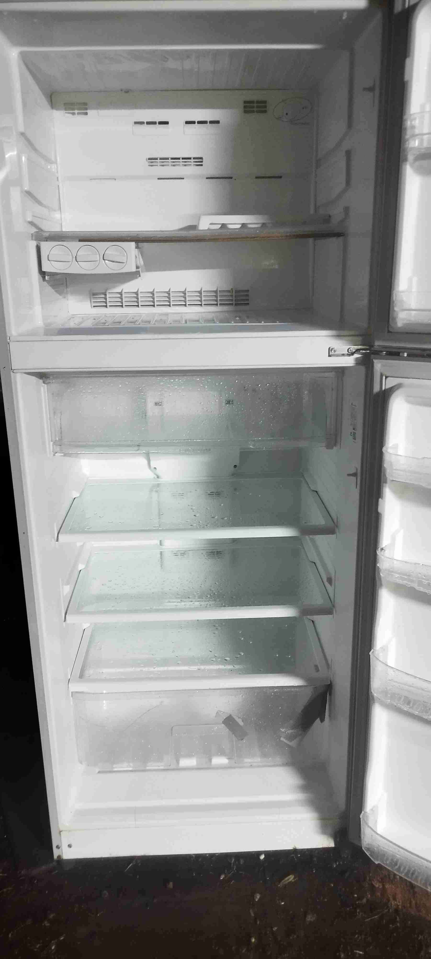 Refrigerador blanco espacioso - miniatura 1