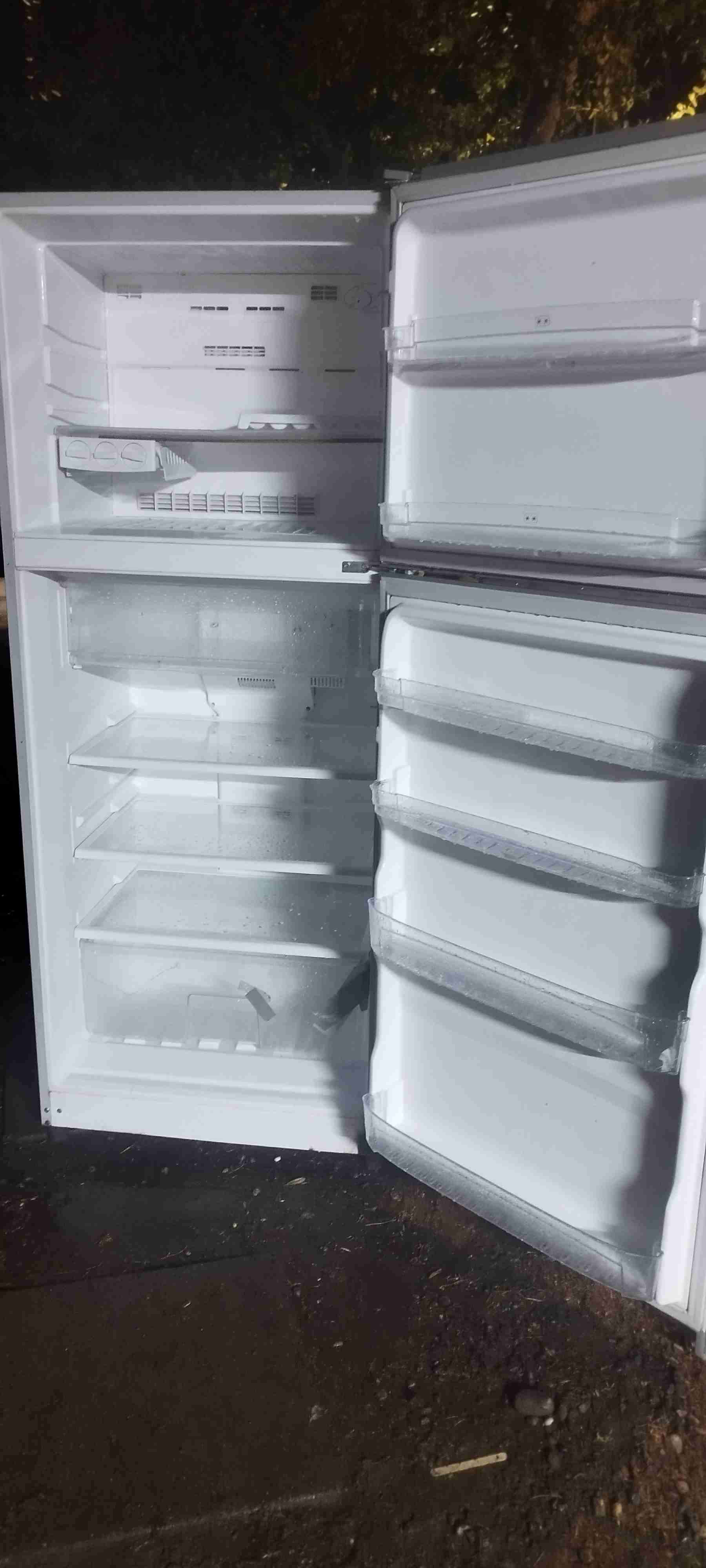 Refrigerador blanco espacioso - miniatura 2