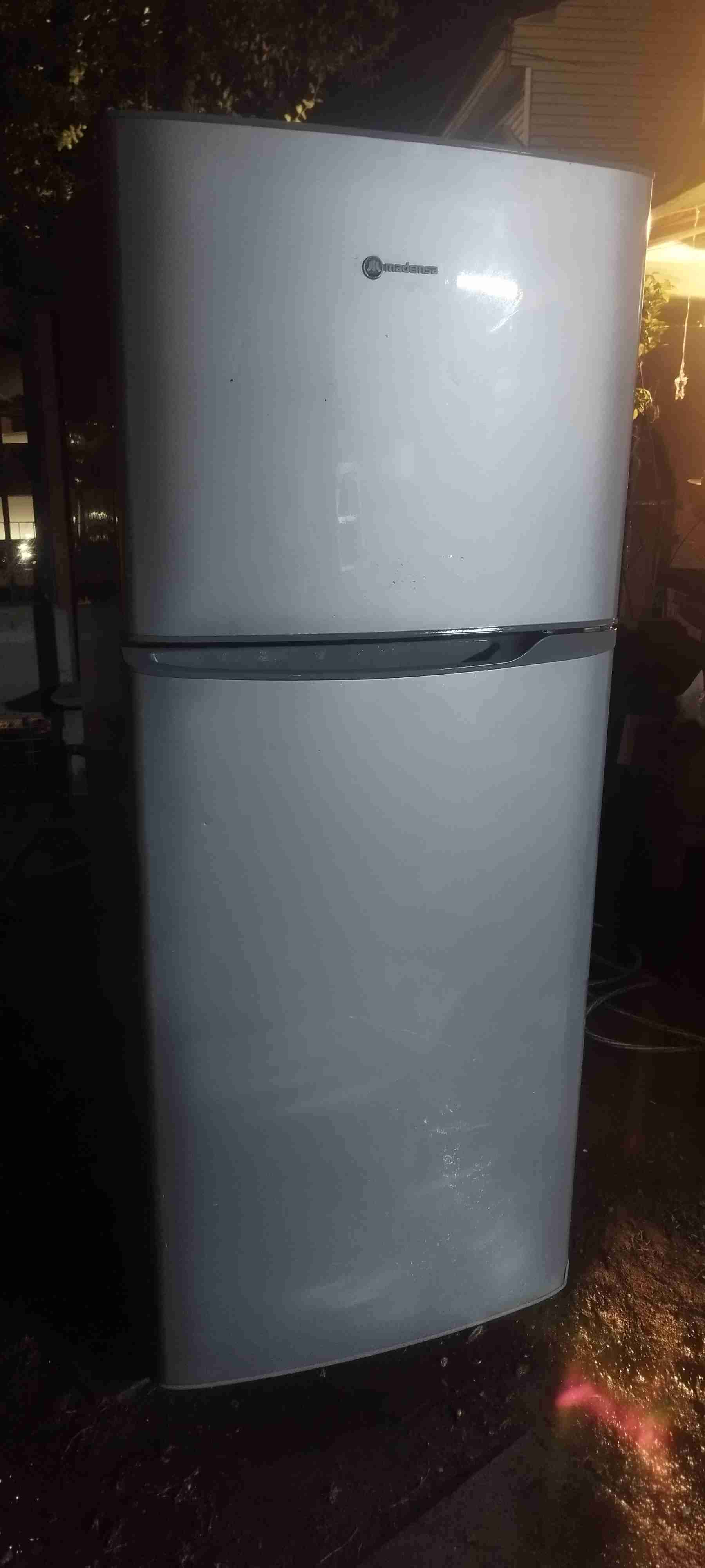Refrigerador blanco espacioso - miniatura 3