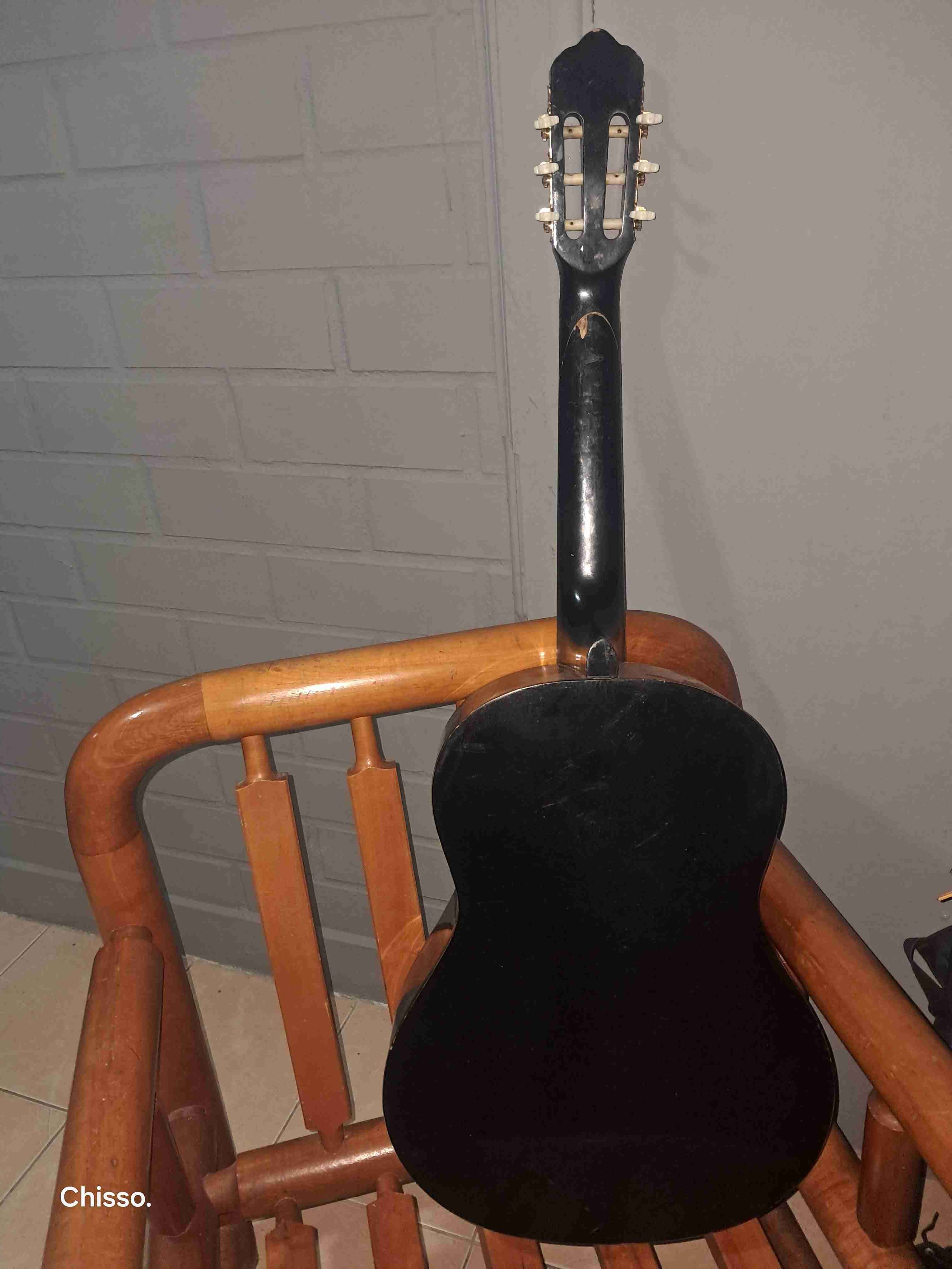 Guitarra acústica sin cuerdas - miniatura 2