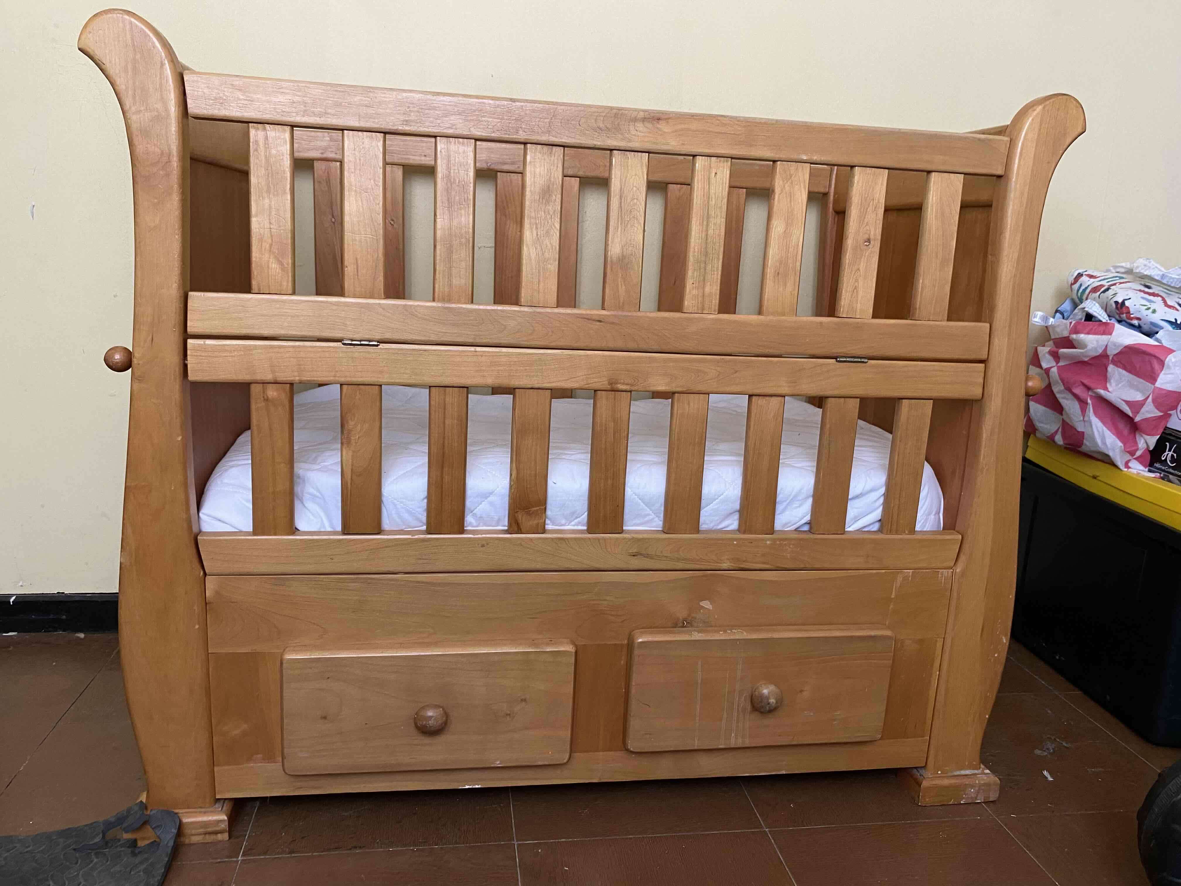 Cuna de madera con cajones - miniatura 2
