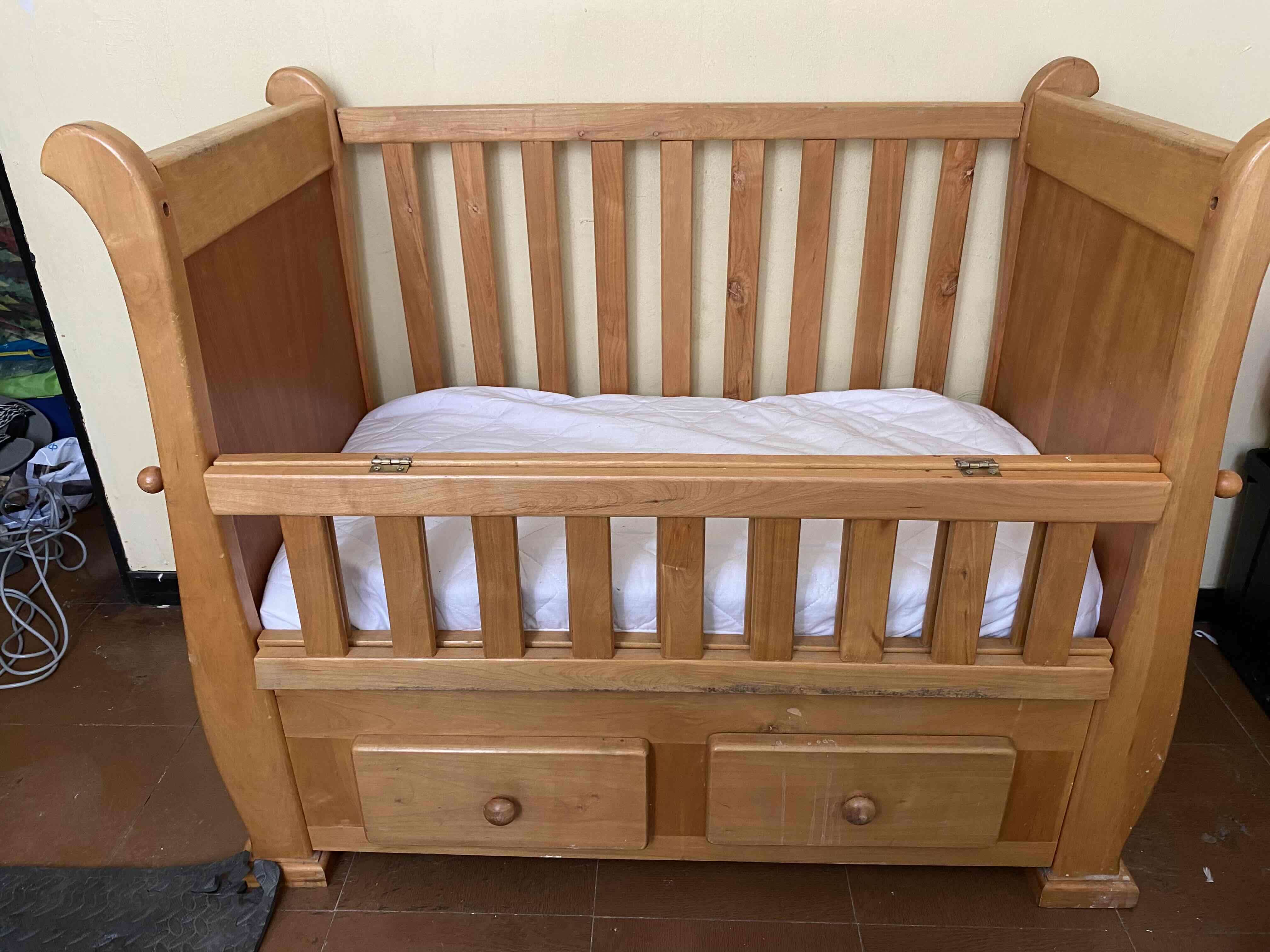 Cuna de madera con cajones - miniatura 4