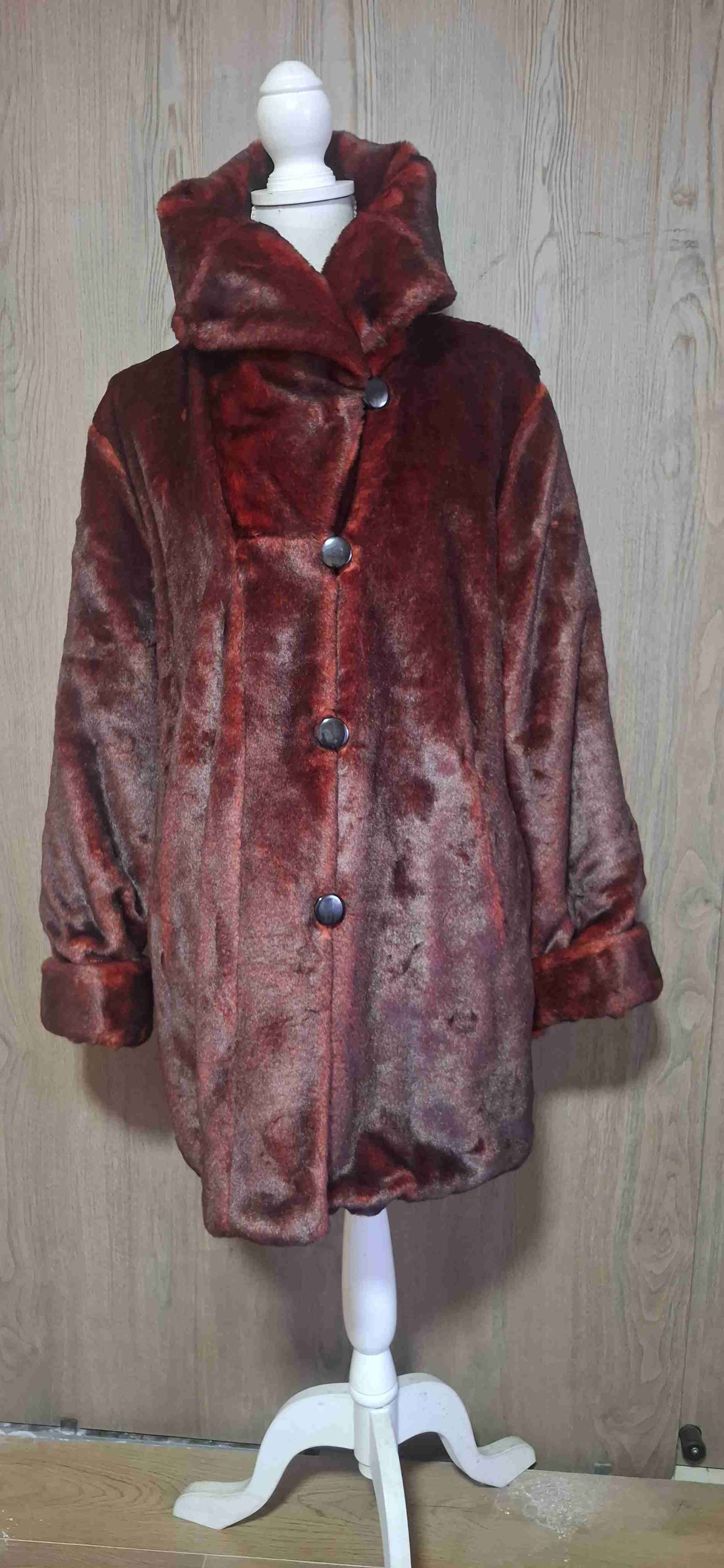 Abrigo rojo con cuello alto - miniatura 2