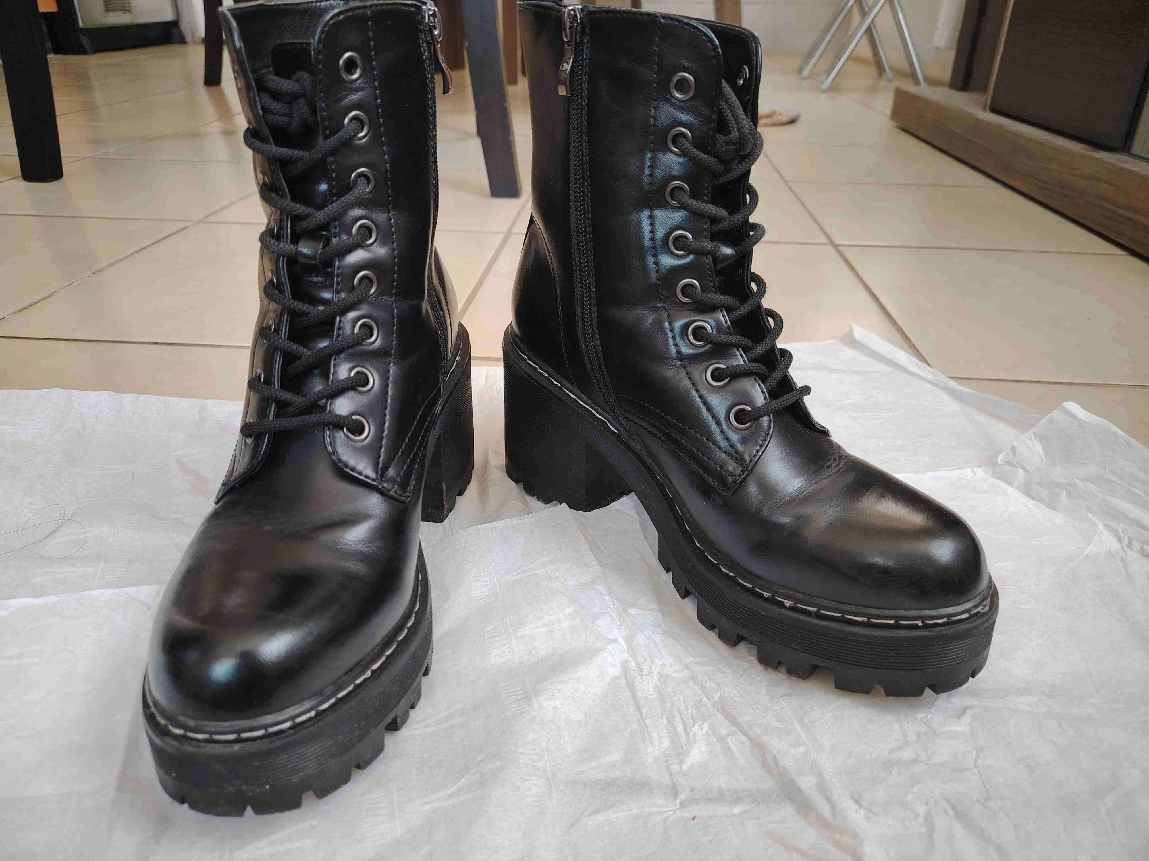 Botas negras con plataforma - miniatura 2