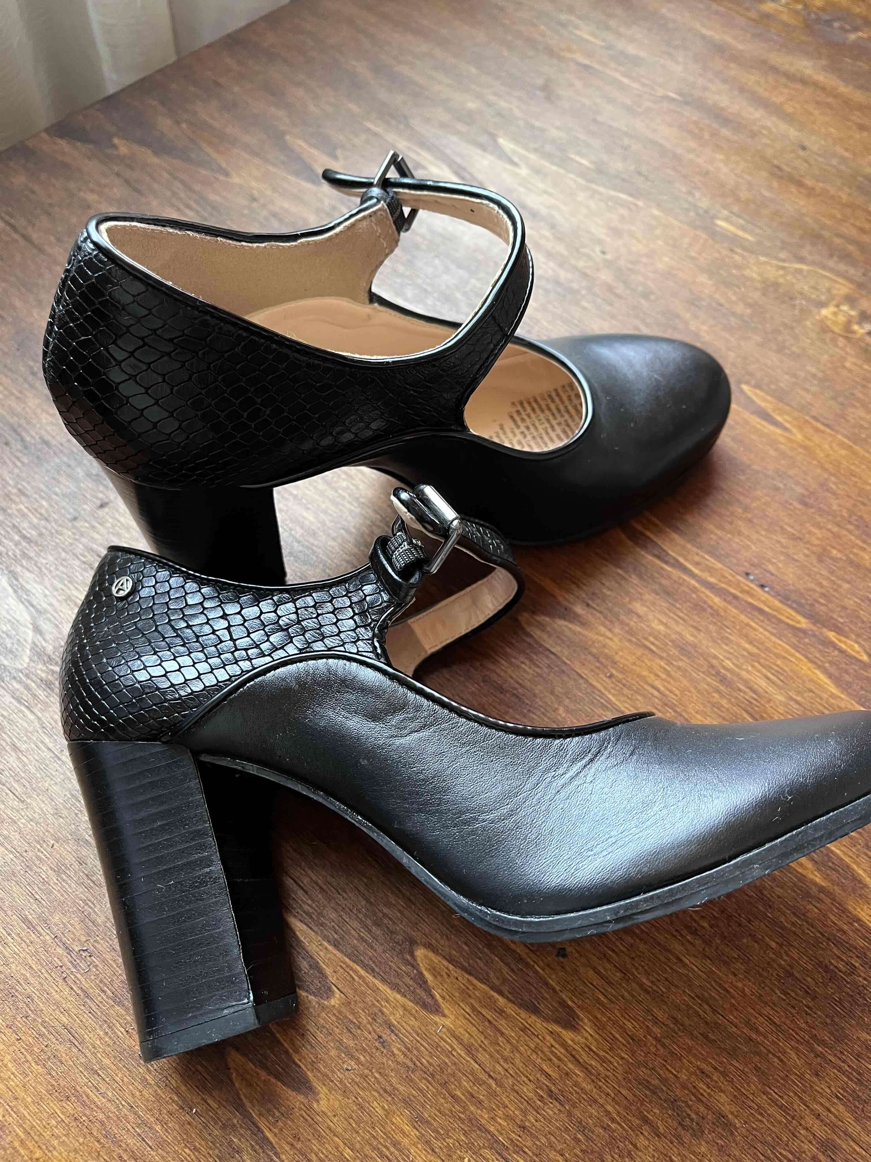 Zapatos de tacón negro con hebilla - miniatura 1