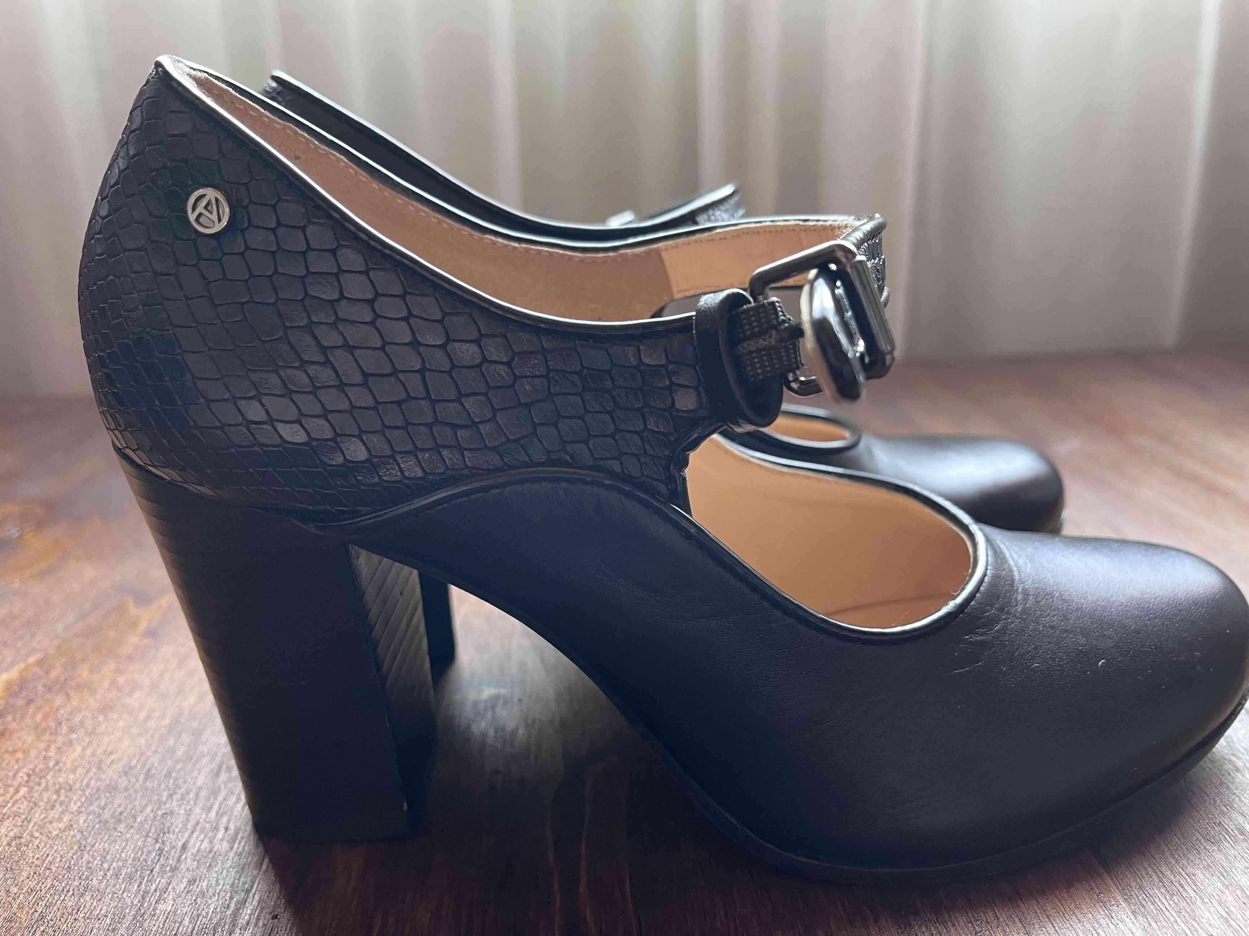 Zapatos de tacón negro con hebilla - miniatura 2