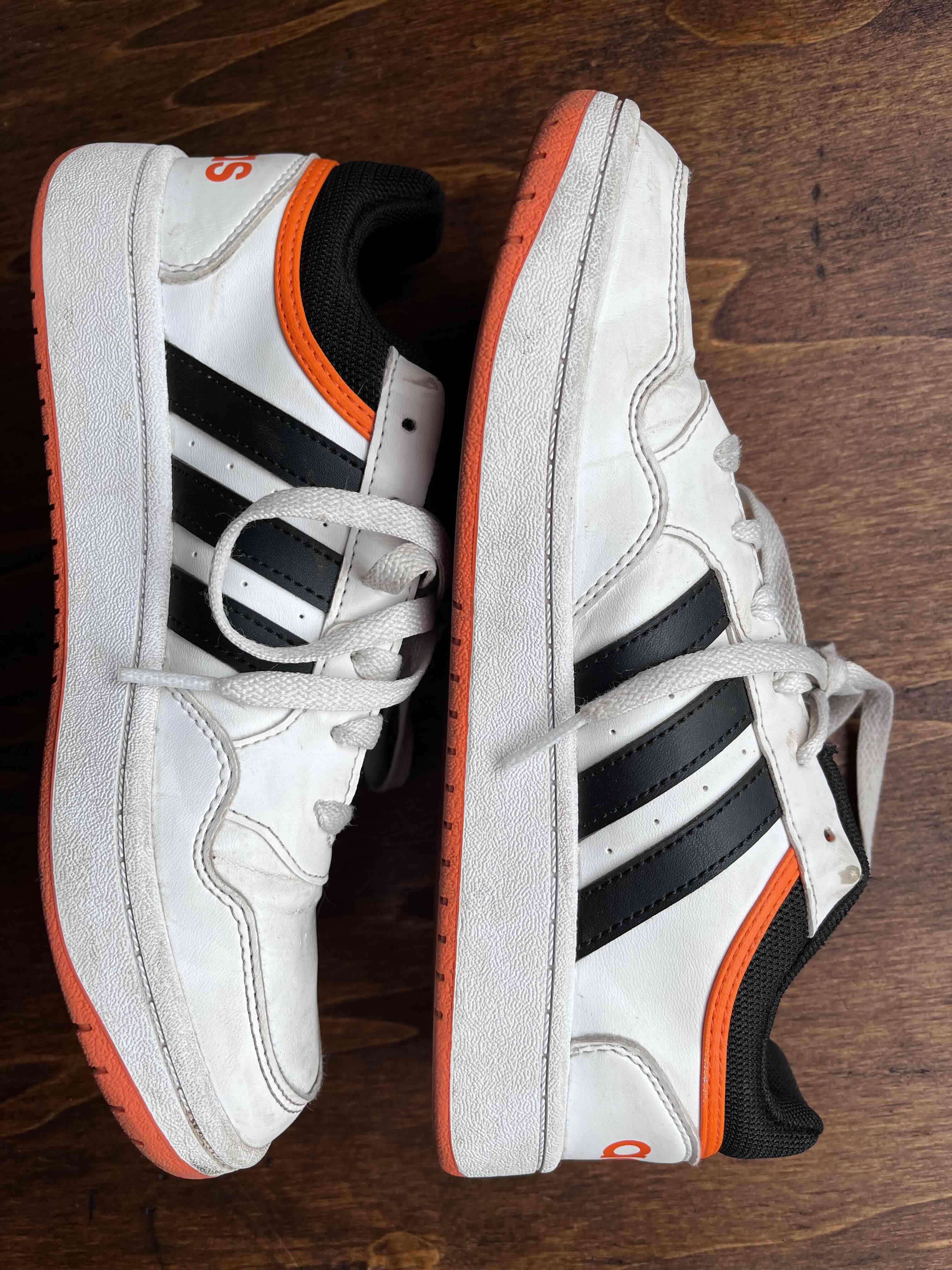 Zapatillas deportivas blancas y naranjas - miniatura 1