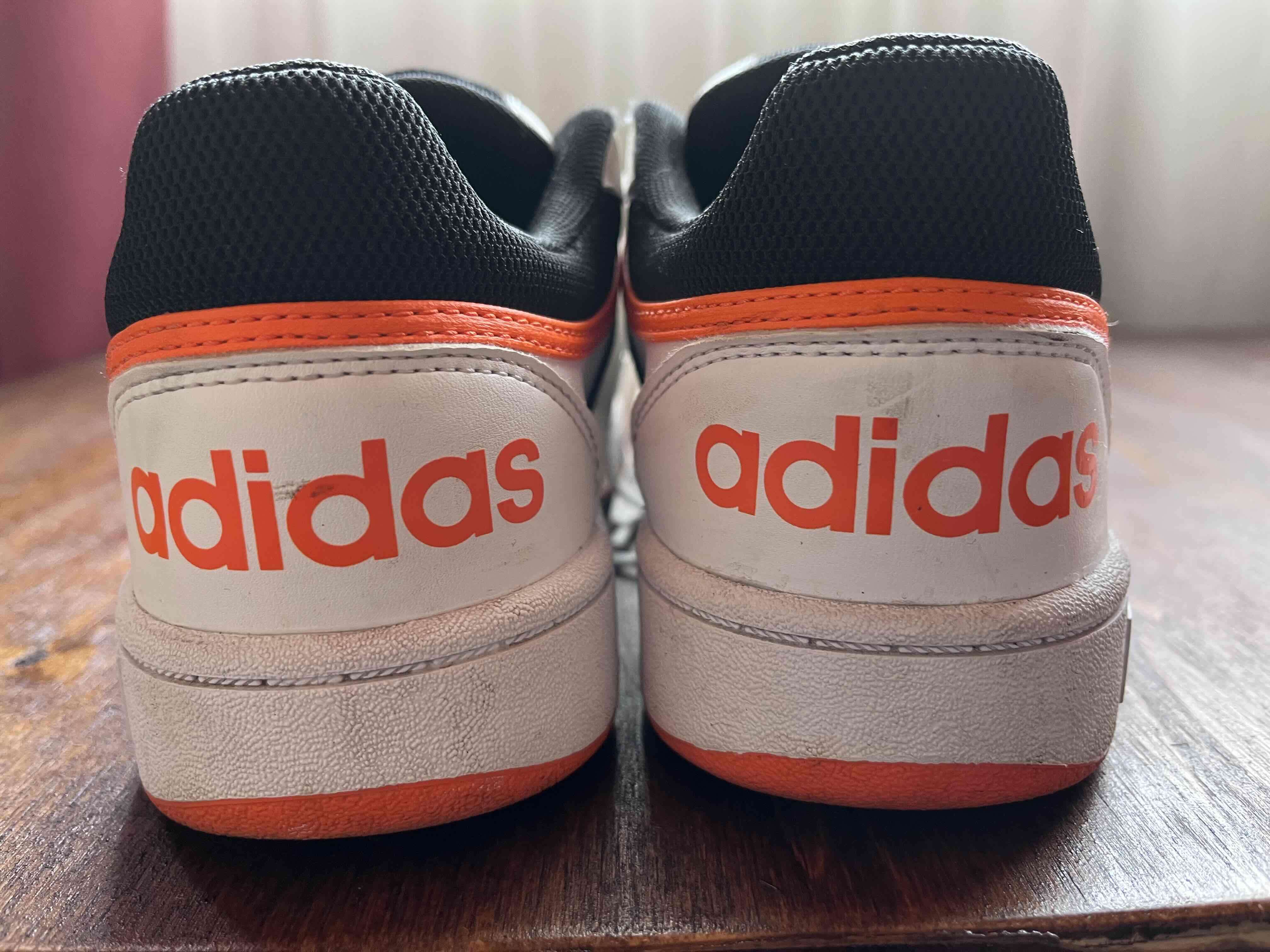 Zapatillas deportivas blancas y naranjas - miniatura 2