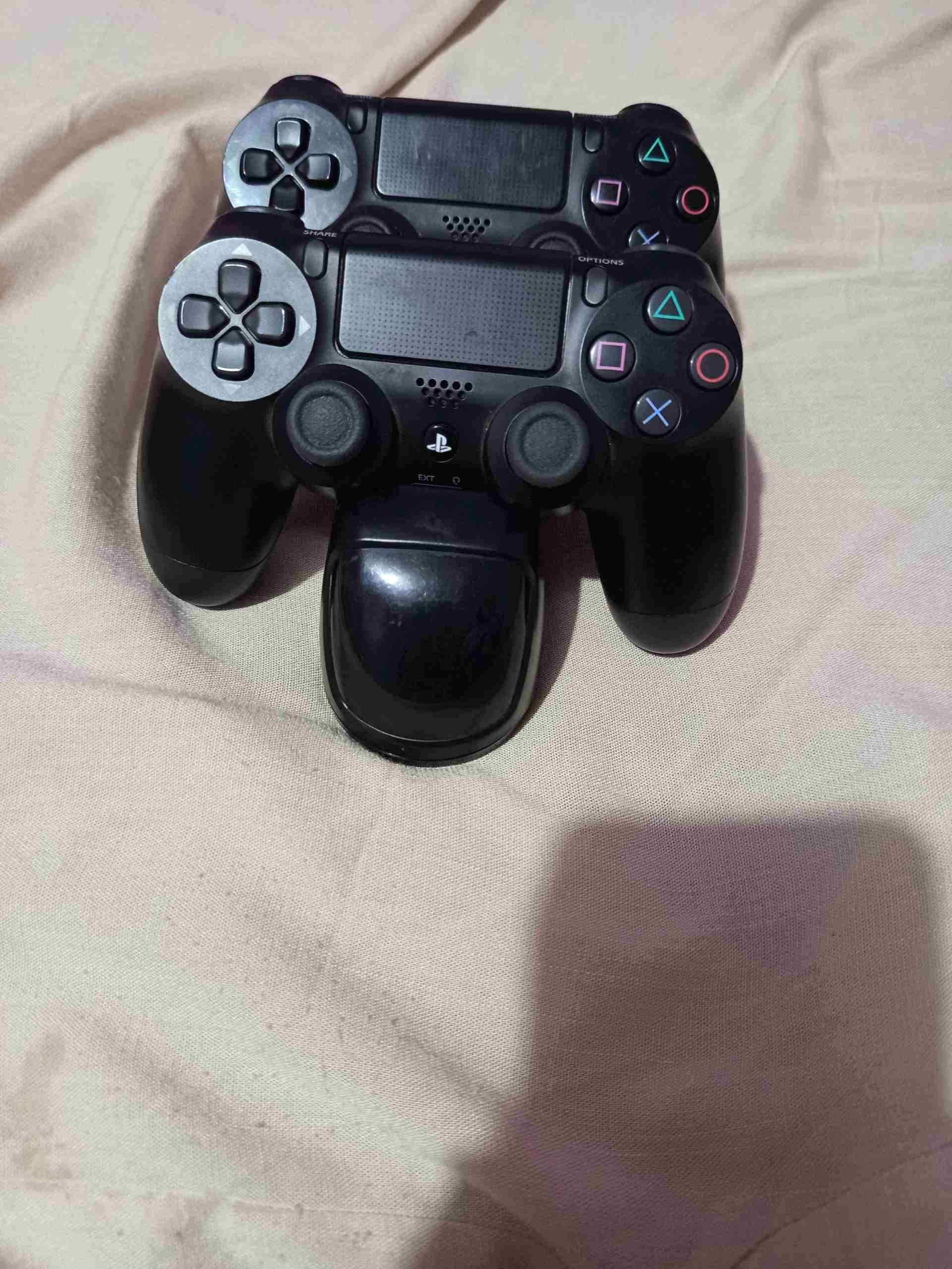 Consola PS4 con controles - miniatura 4