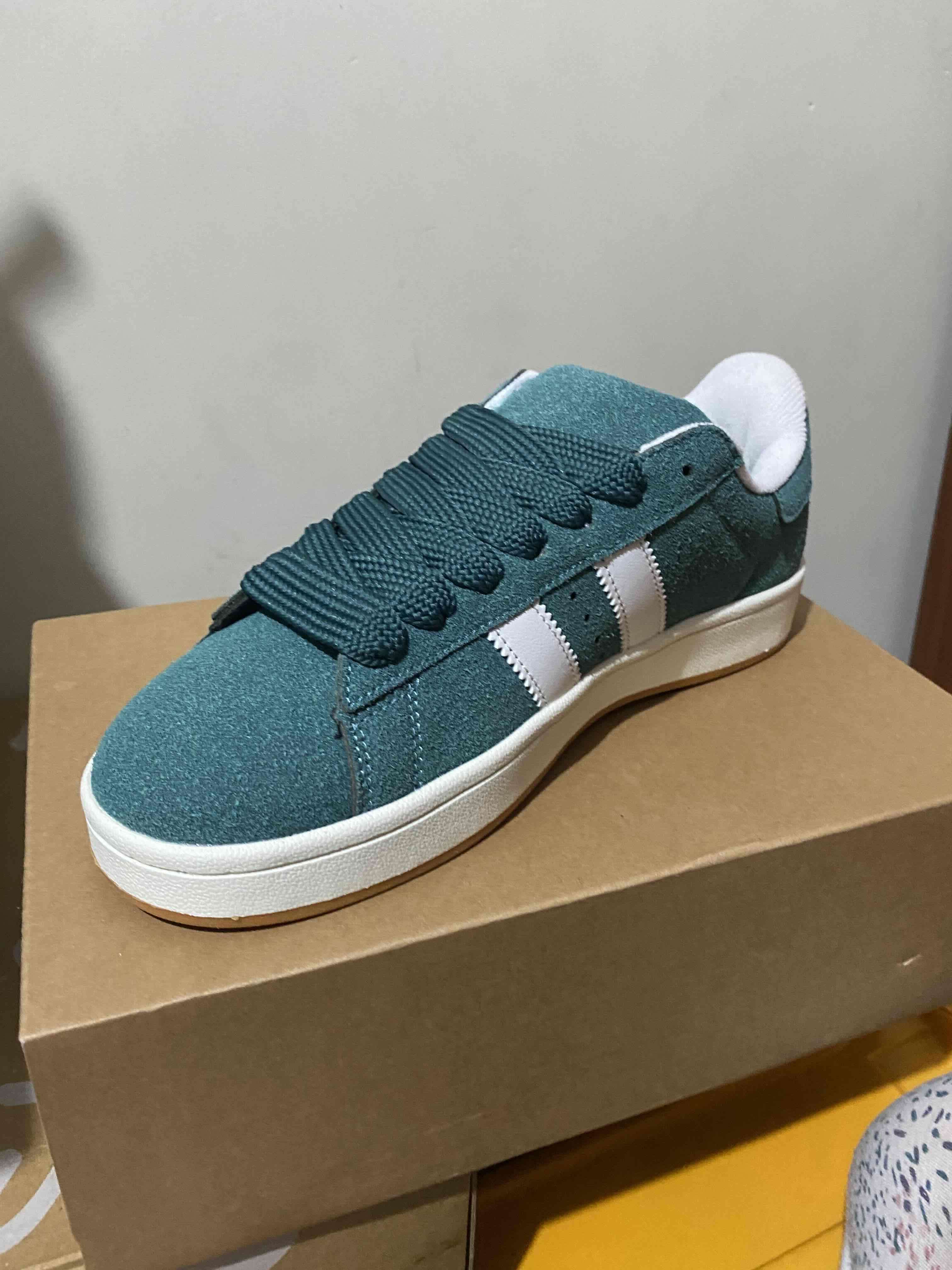 Zapatillas verdes con franjas blancas - miniatura 1