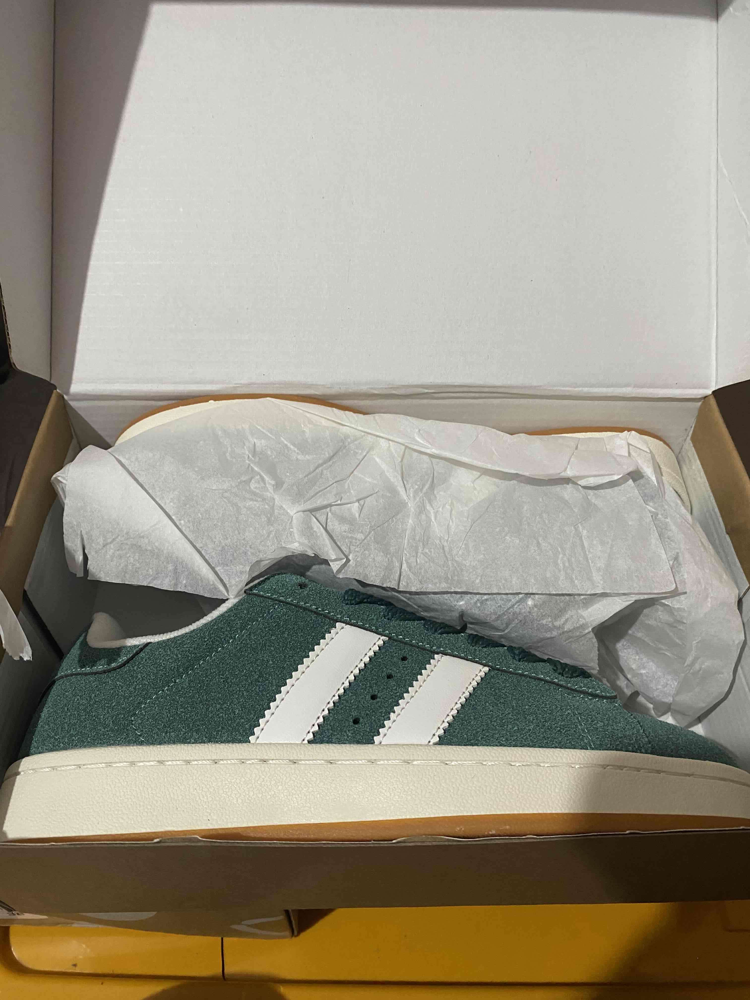 Zapatillas verdes con franjas blancas - miniatura 2