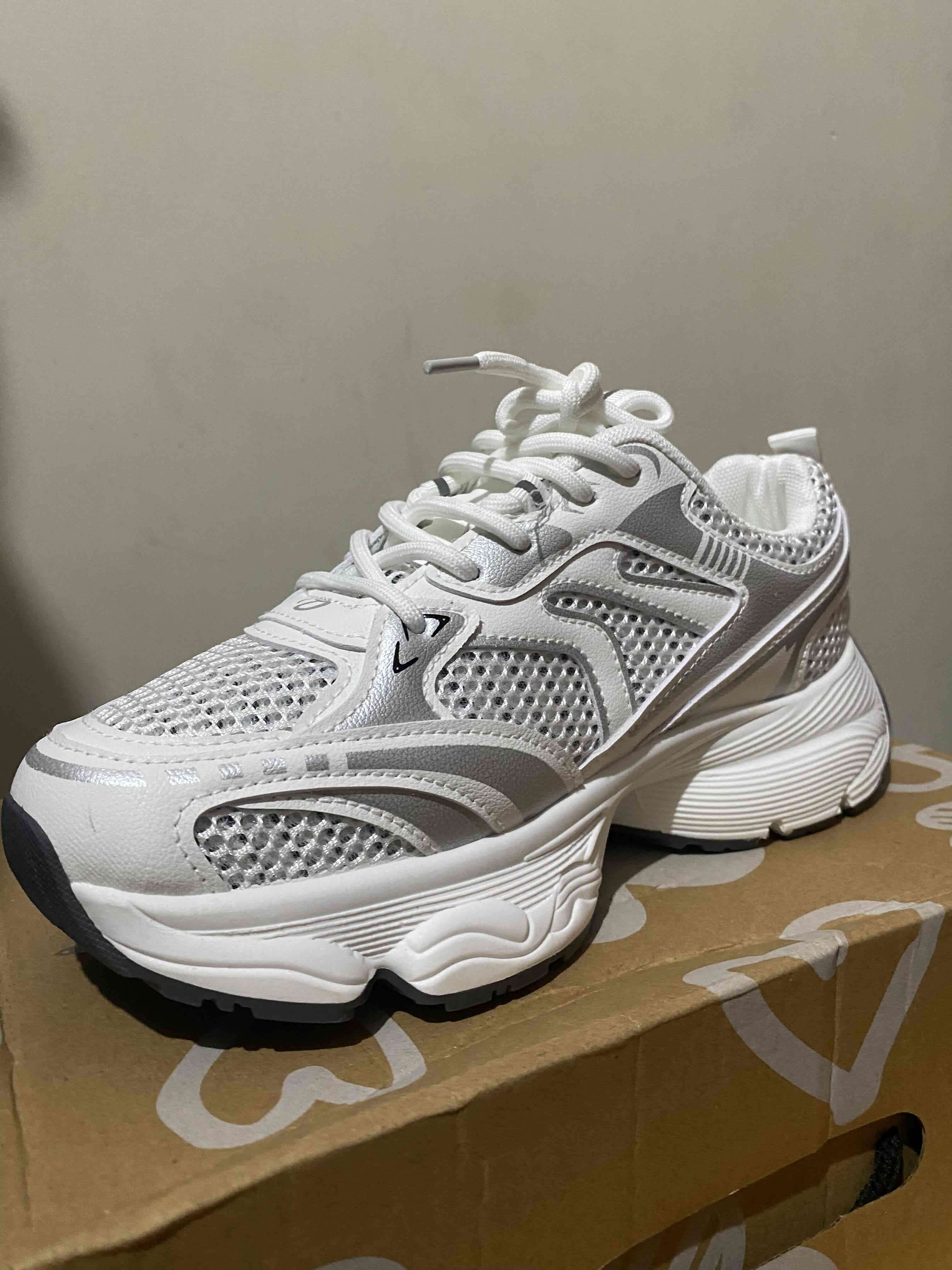 Zapatillas blancas deportivas - miniatura 1