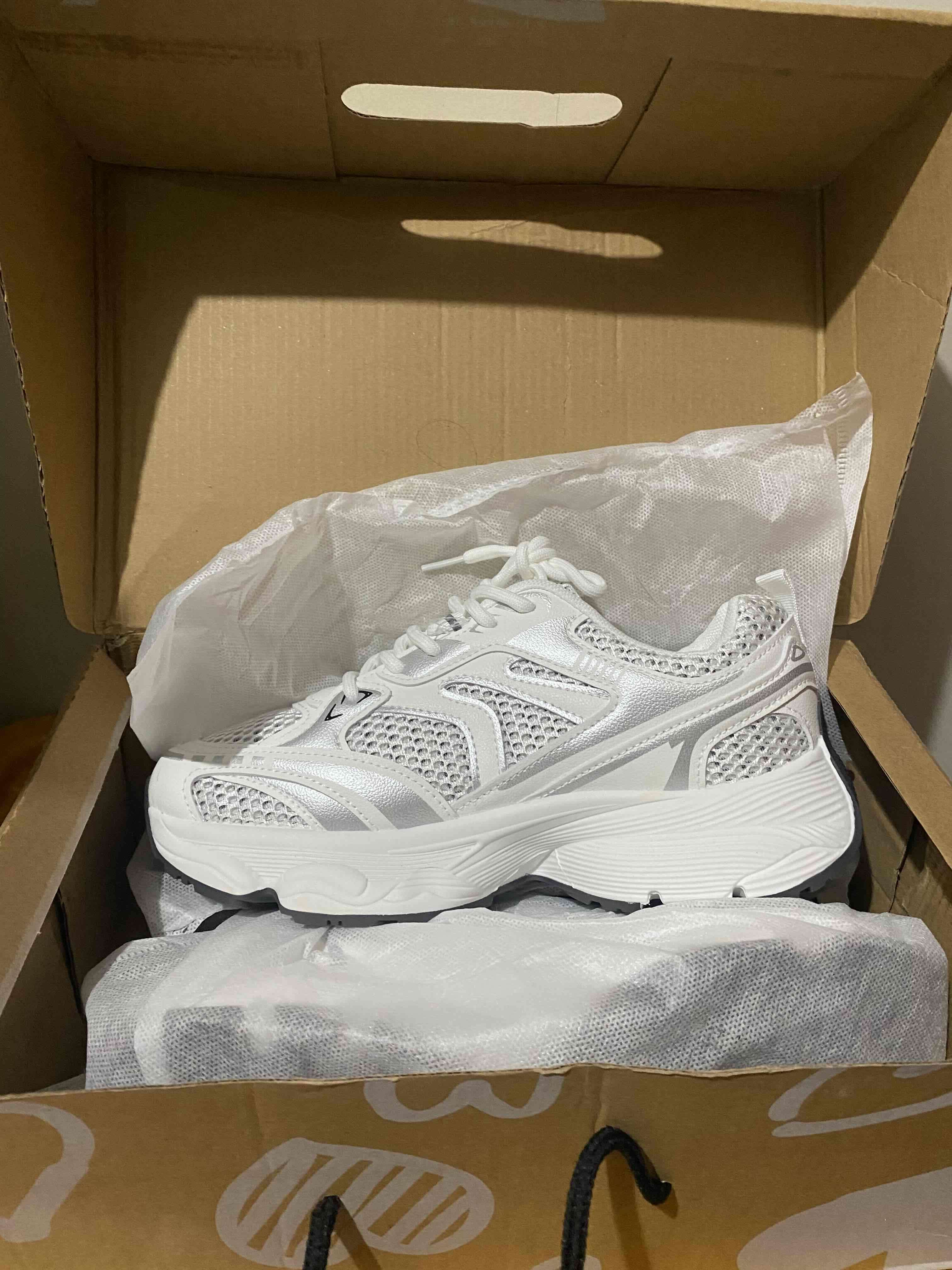 Zapatillas blancas deportivas - miniatura 2