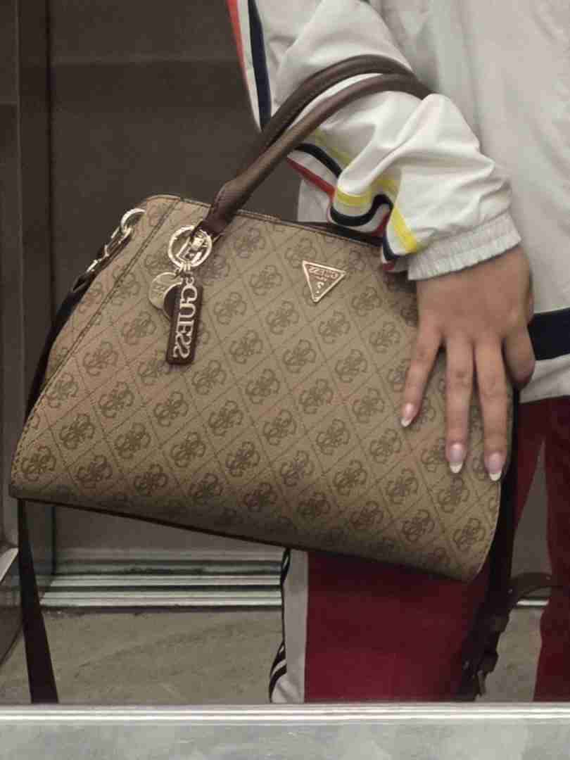 Cartera Guess Noelle Latte Logo - miniatura 3