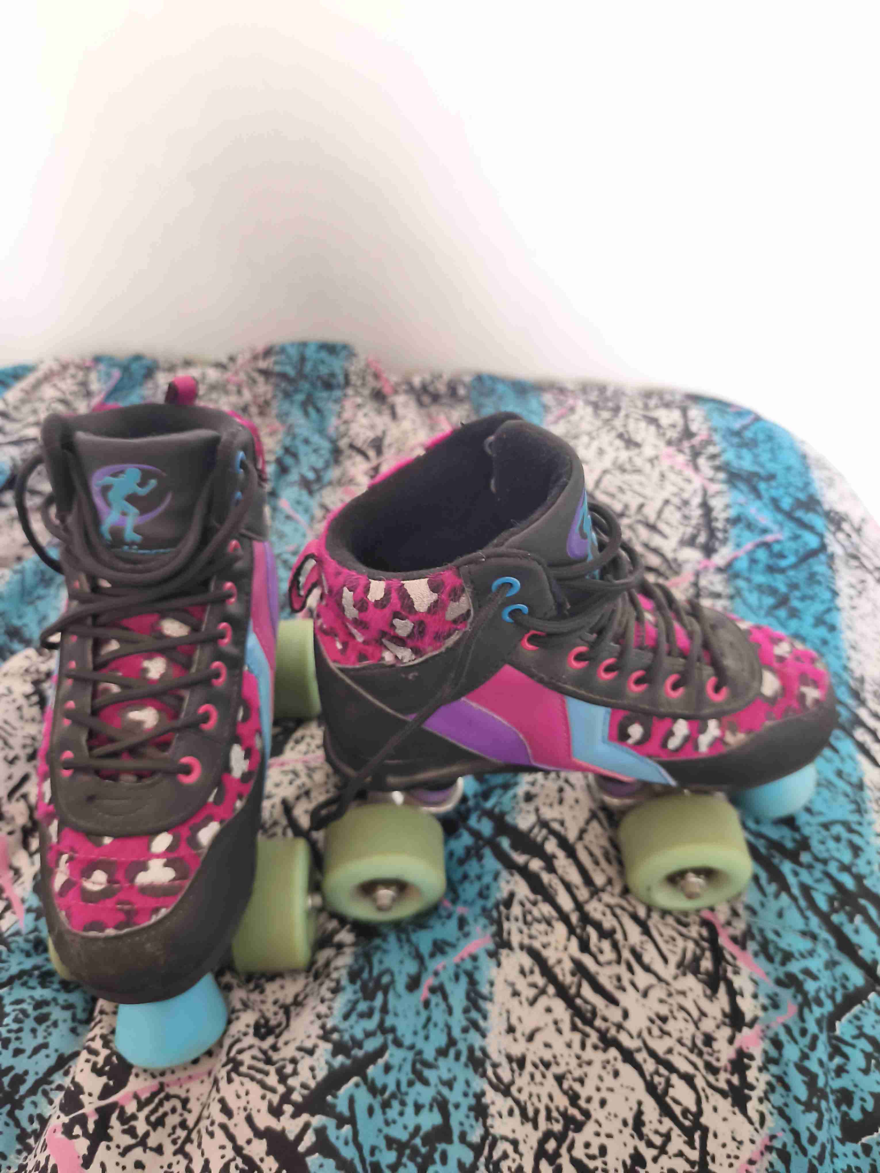 Patines de cuatro ruedas coloridos - miniatura 4