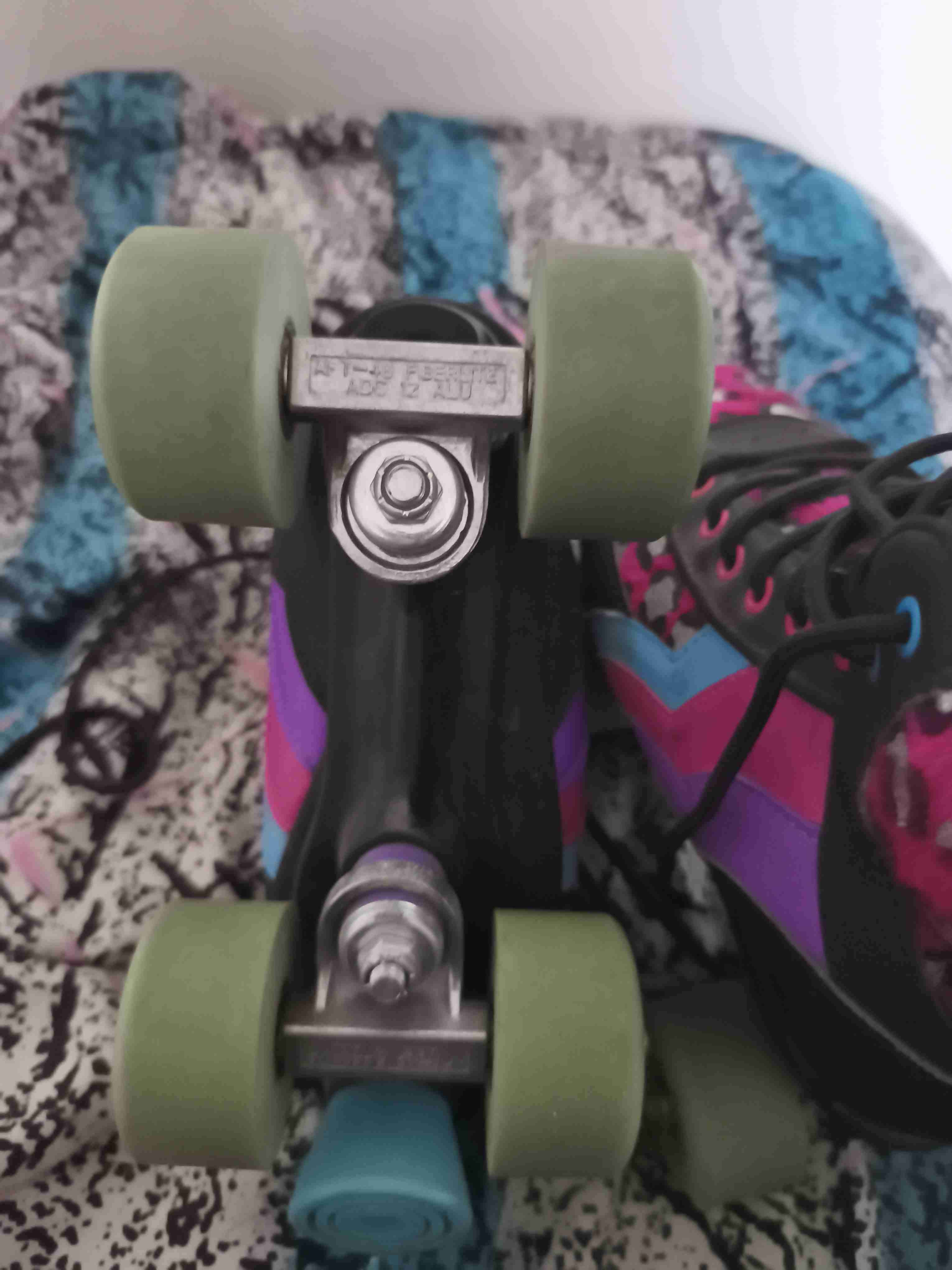 Patines de cuatro ruedas coloridos - miniatura 5