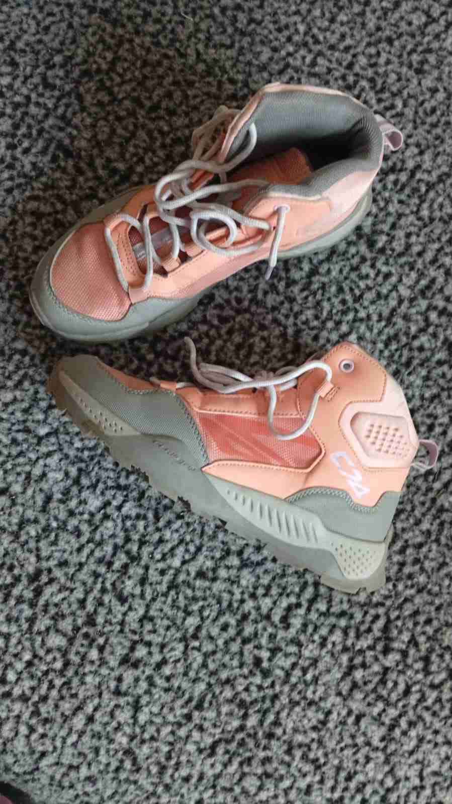 Zapatillas coral y grises