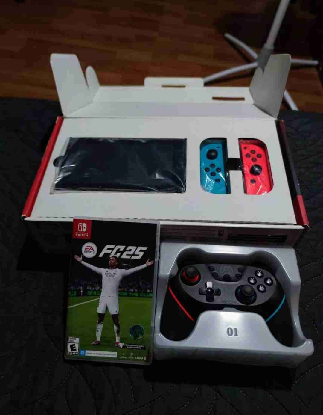 Consola Nintendo Switch con juego FC 25 - miniatura 1