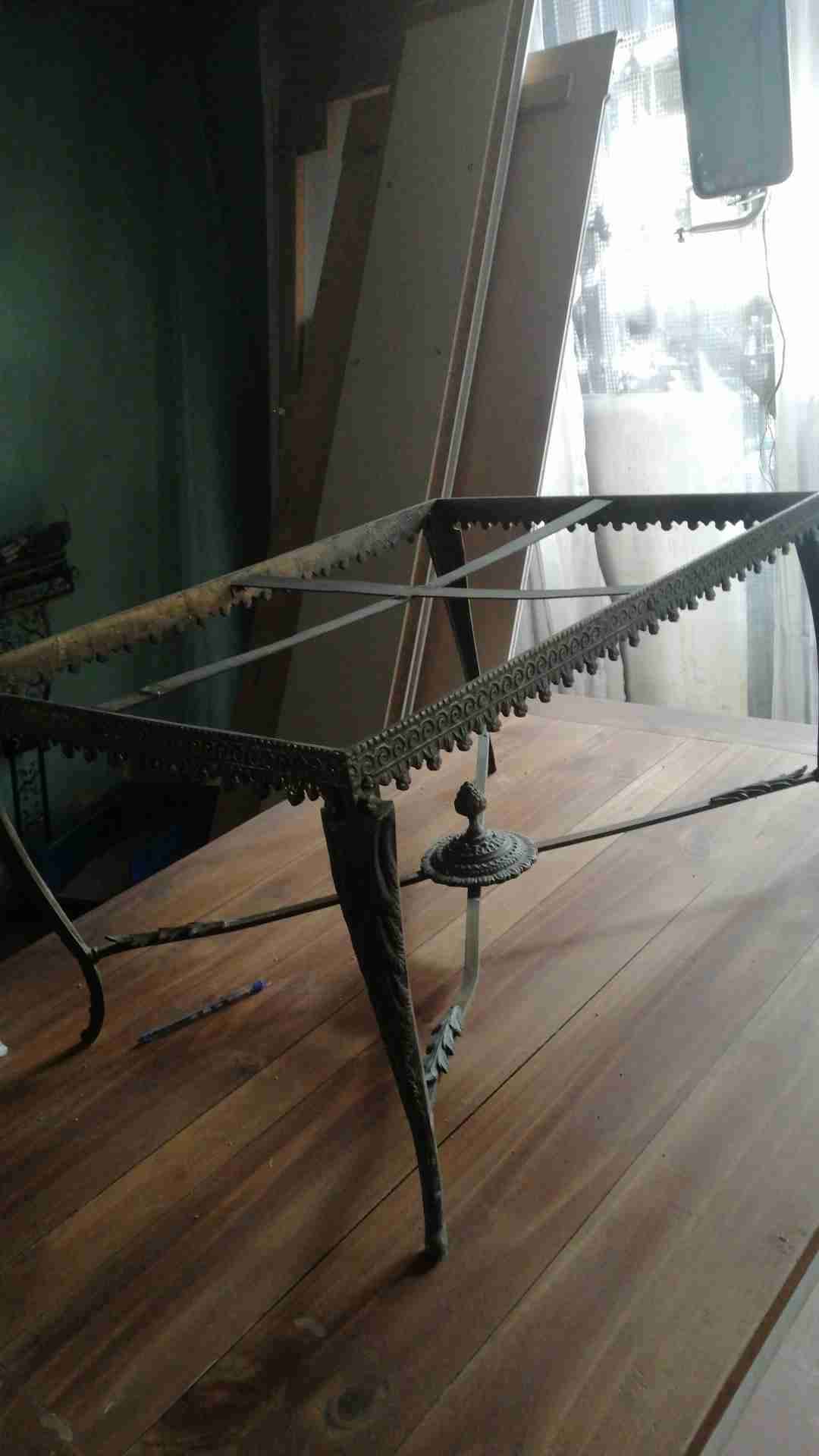 Estructura mesa antigua de bronce