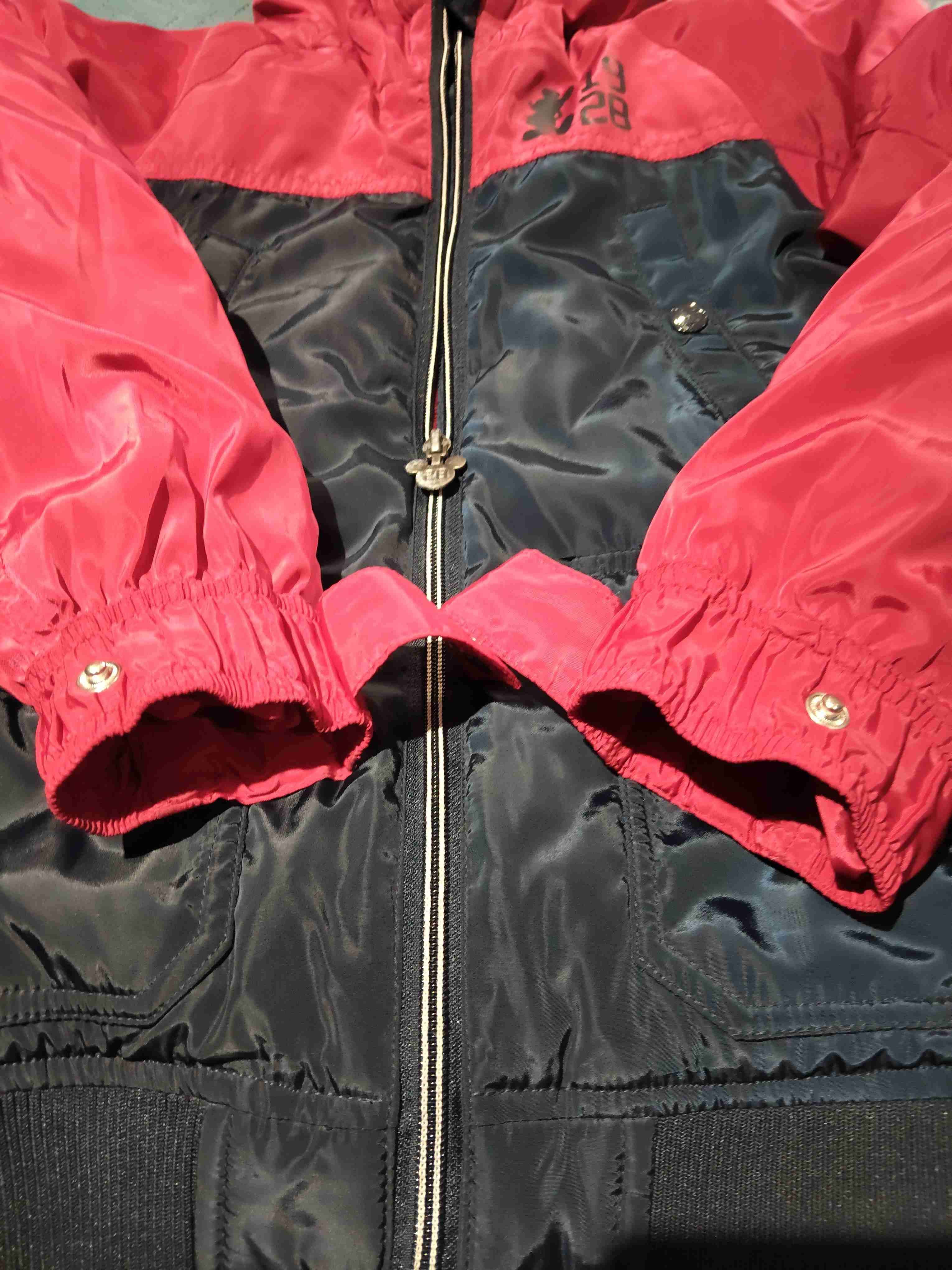 Chaqueta impermeable rojo y negro - miniatura 4