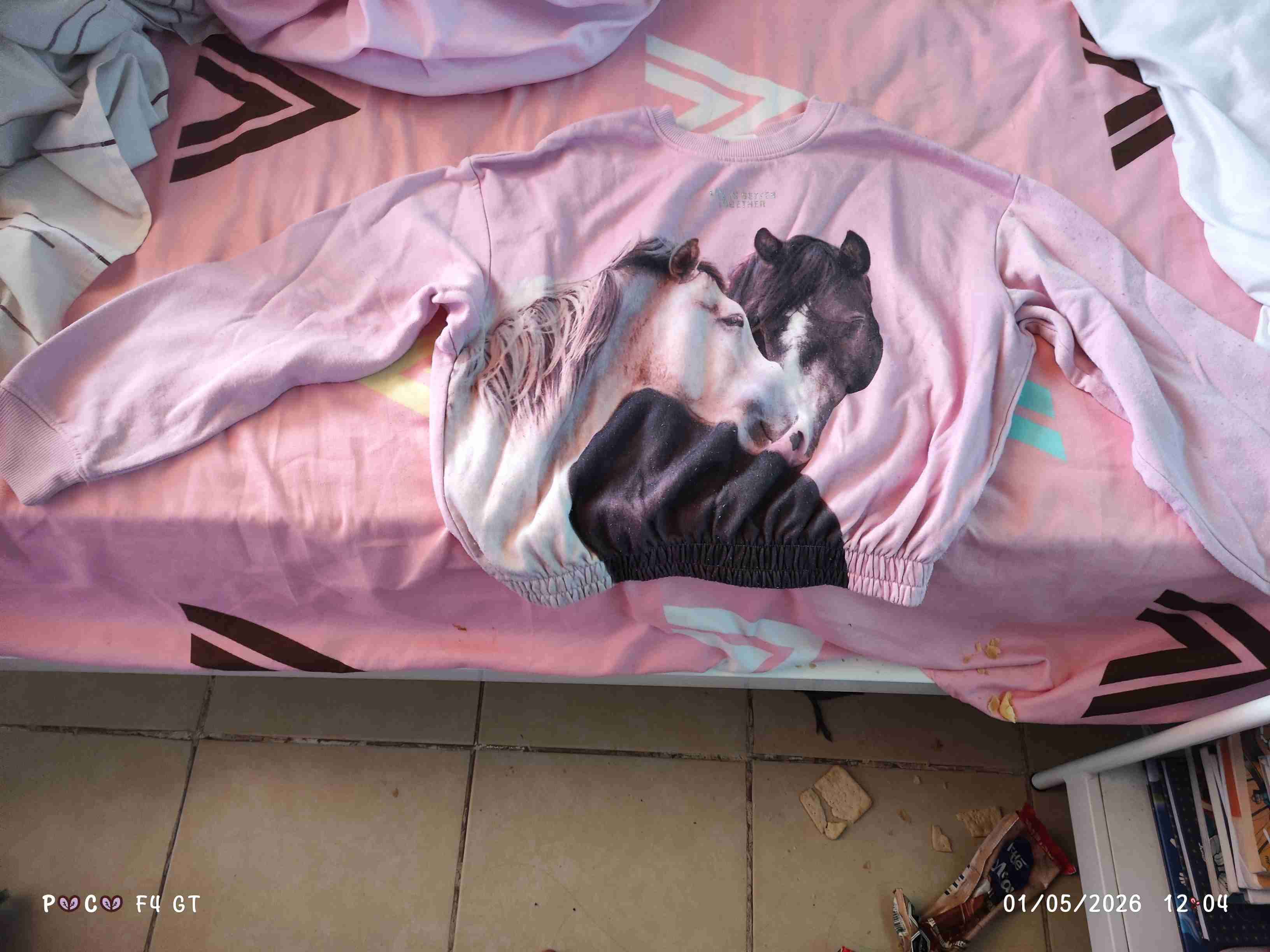 Polerón rosa con estampado de caballos